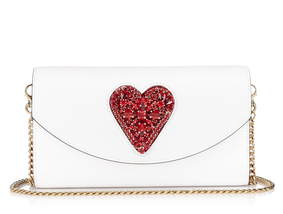 Loubi54 愛心鑽飾金屬鍊帶包。NT$50,600(Christian Louboutin提供)