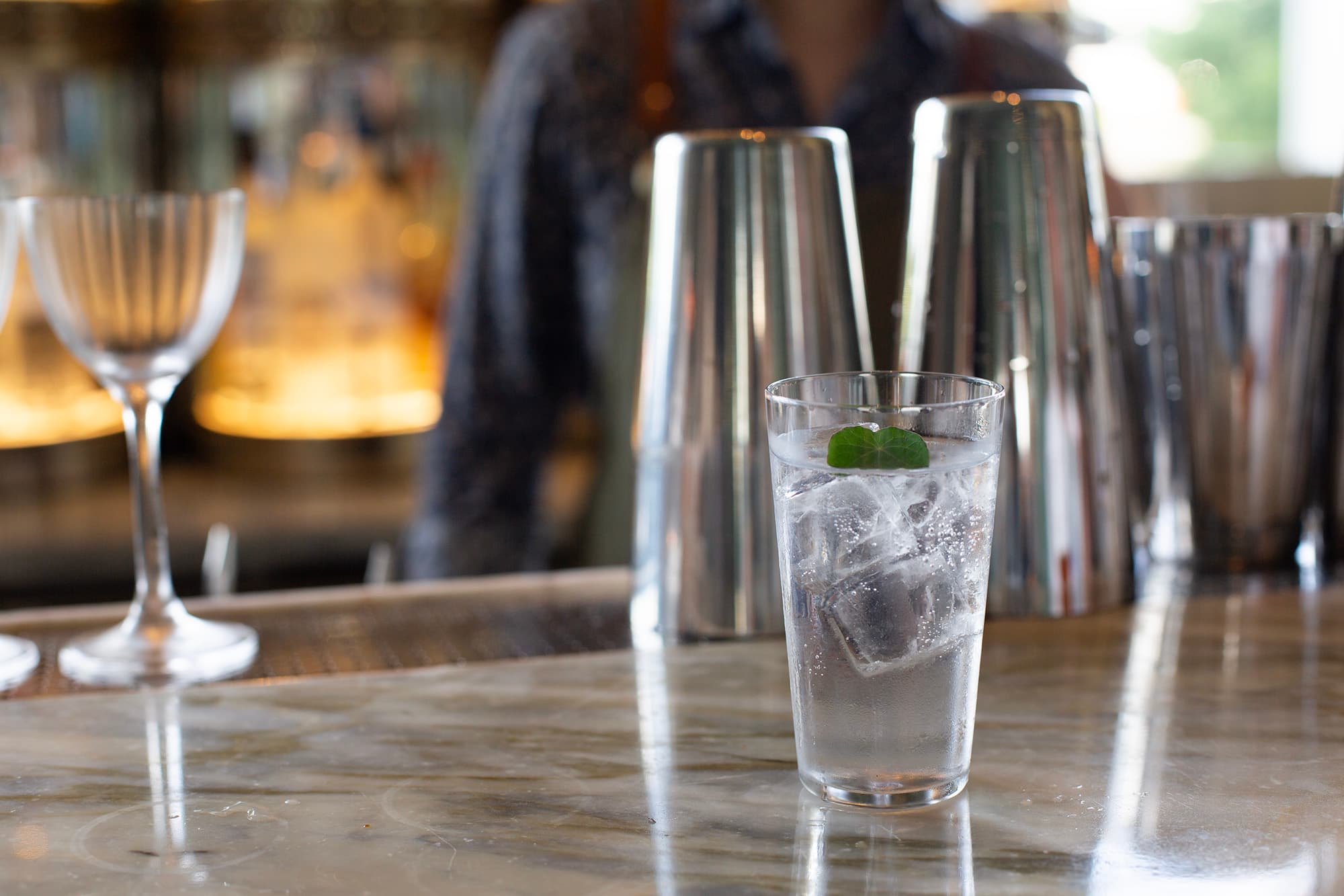 「BBQ & TONIC」以粵菜叉燒為靈感，是一杯喝得到水果酸甜與淡雅燻香味的調酒。（港幣170元／杯，約NT$680）