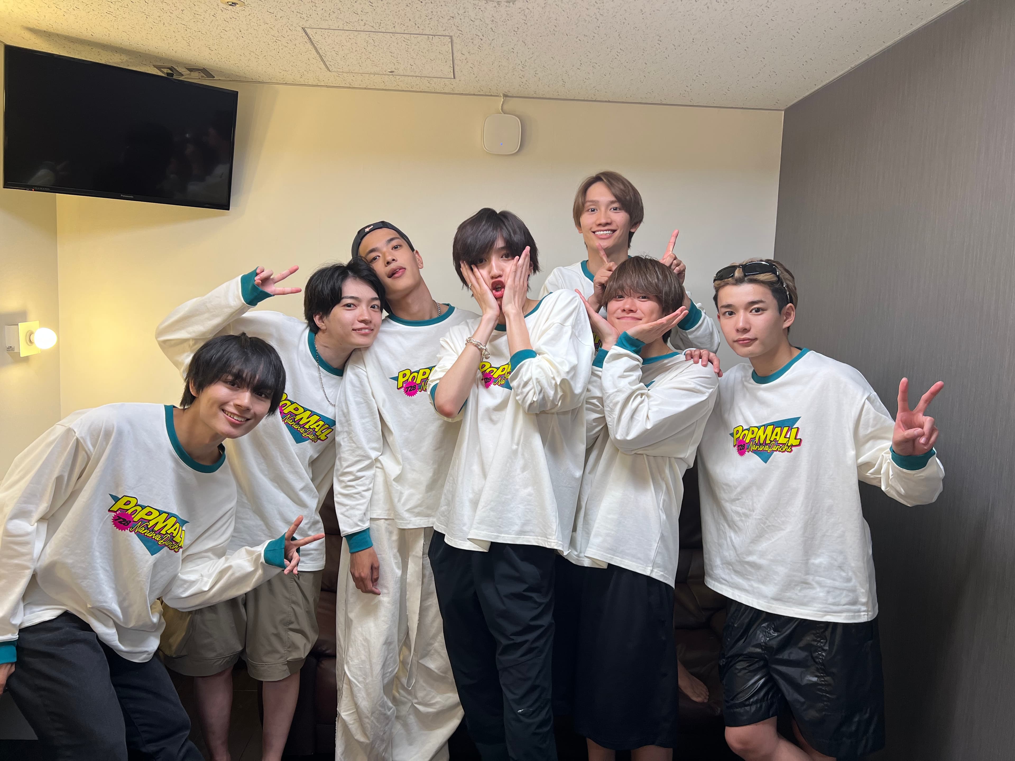 「浪花男子」出道以來人氣持續飆升,去年還登上《紅白歌唱大賽》演出。左二為西畑大吾。(翻攝自Johnny & Associates Twitter)