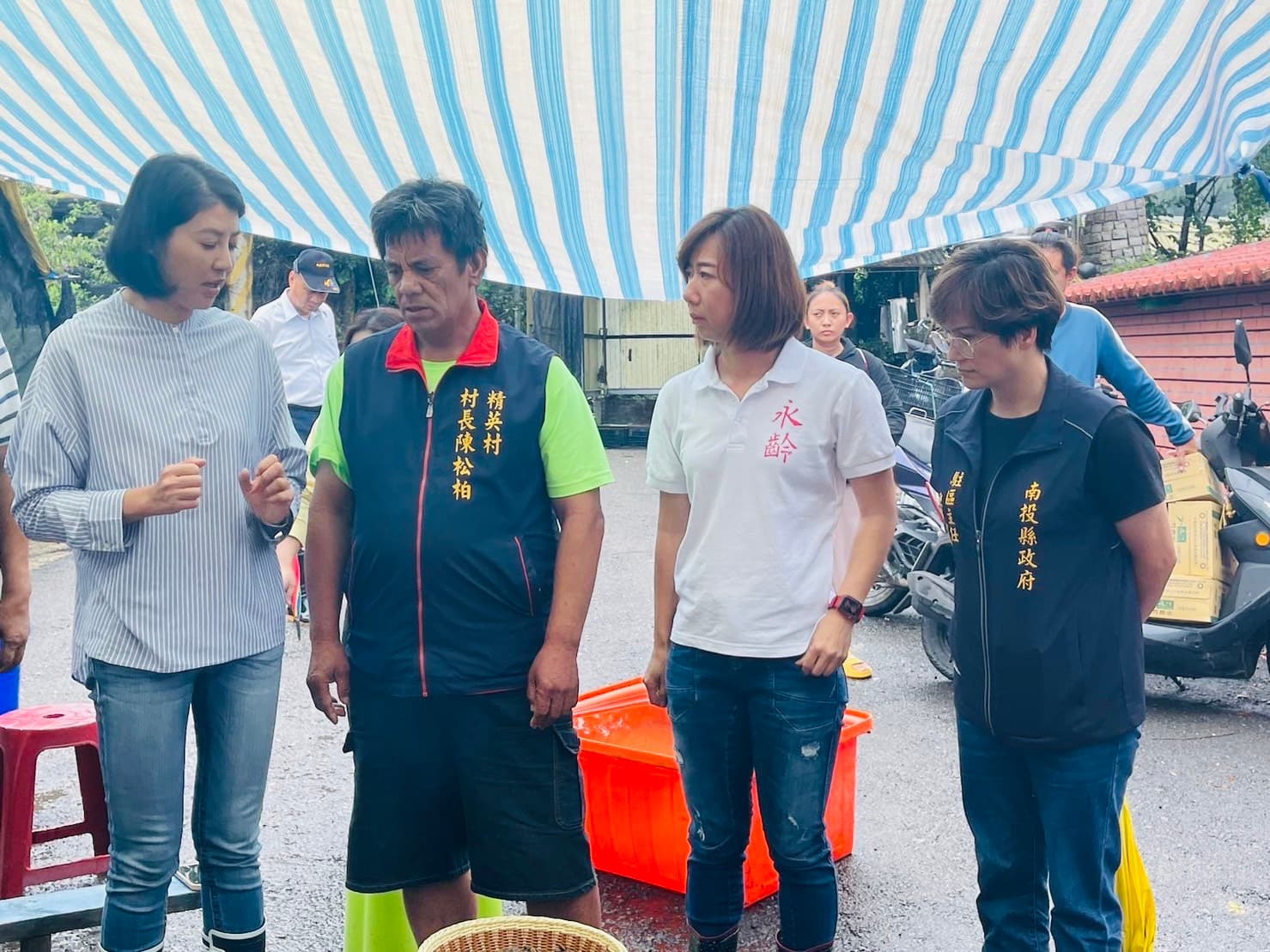 郭曉玲(右二)與許淑華(左)探視精英村受災戶。(翻攝永齡慈善教育基金會臉書)