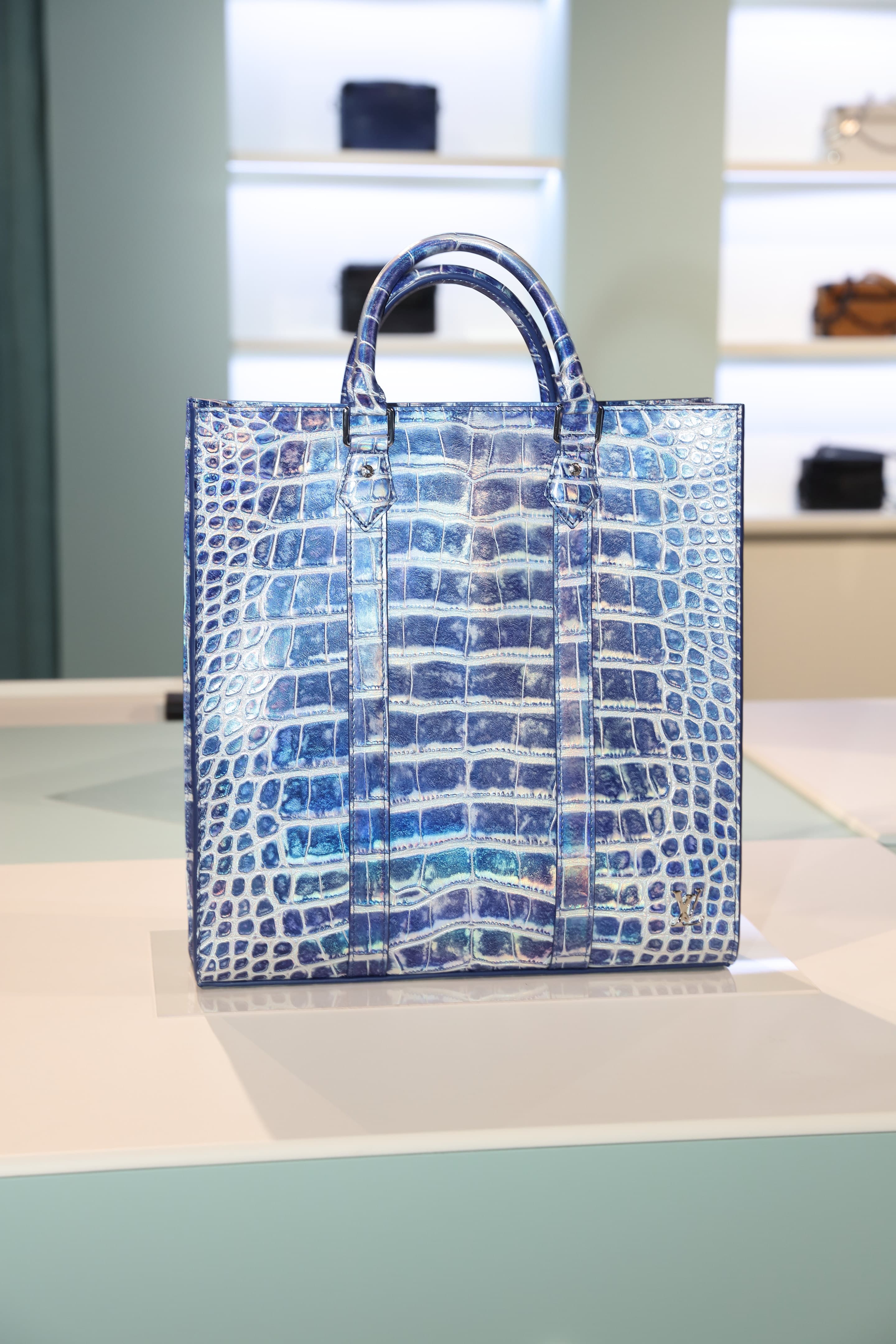 男性包款中單價最高的為冰晶藍色Frozen Blue Sac Plat。NT$1,490,000(路易威登提供)