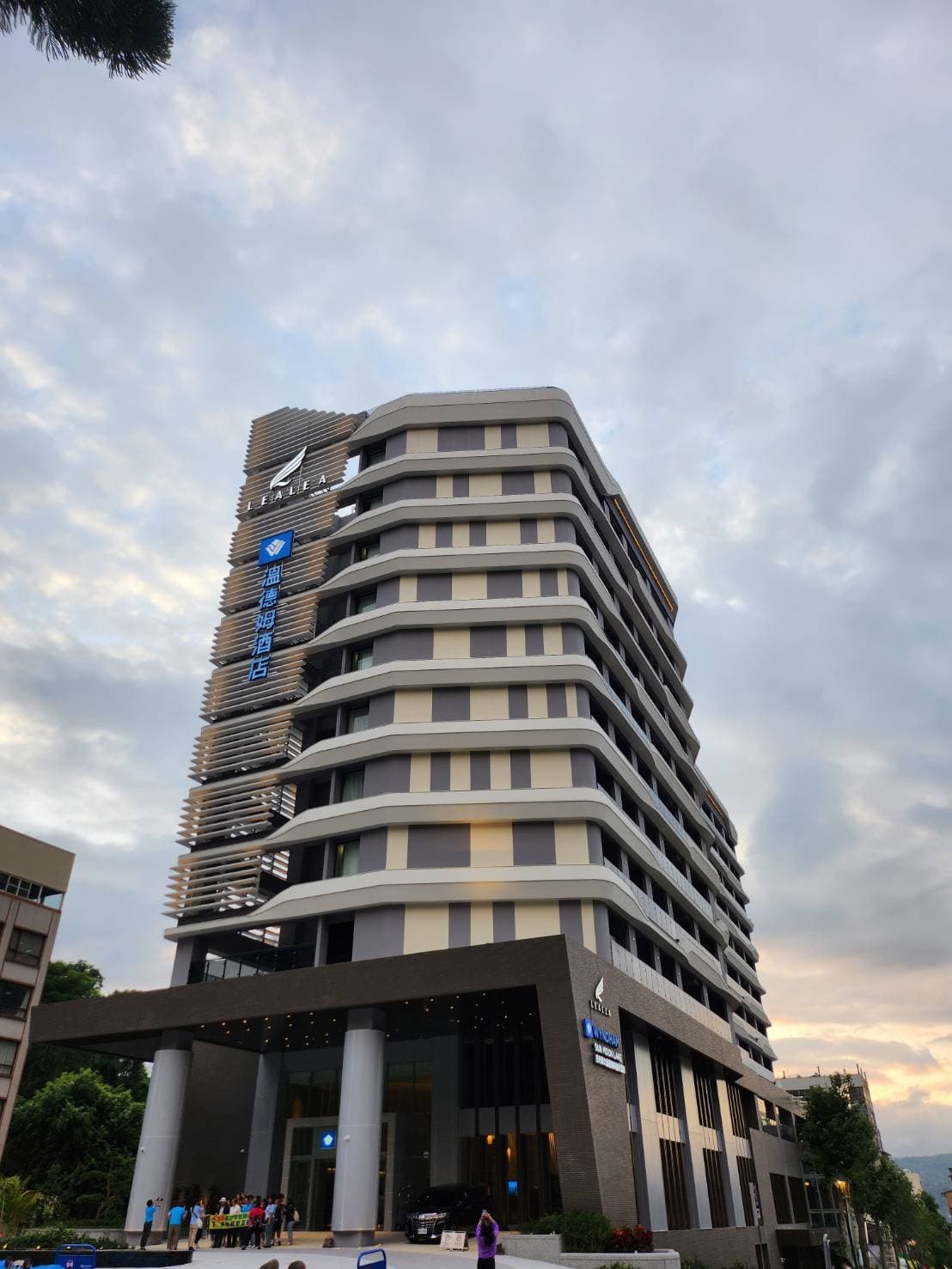 酒店基地1,745坪,為地上12層、地下3層建築,飯店共203個房間,分成9種不同房型。
