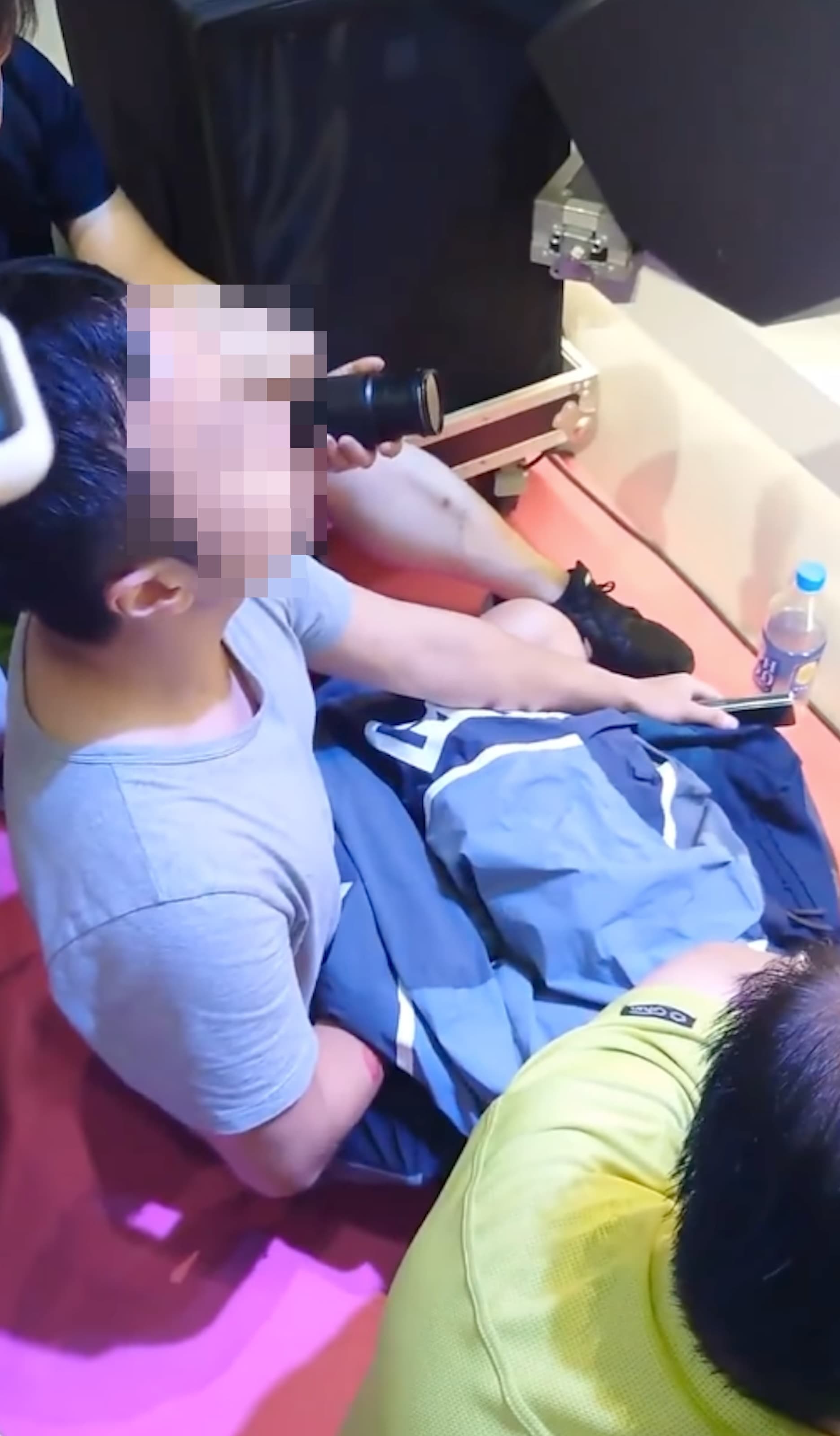 上週末的台北國際成人展活動中,一位坐在舞台下的男子疑似忘情盯著女模DIY,被錄下後影片引起網友討論。(翻攝自臉書)