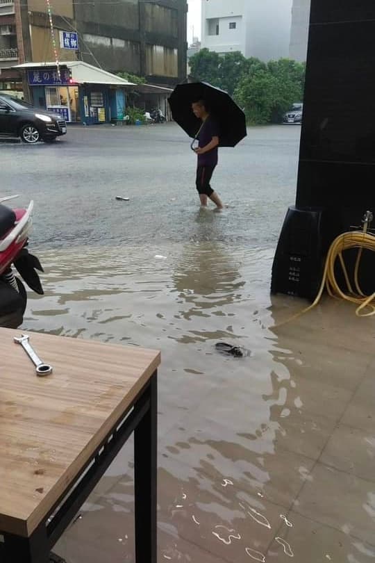台南今天因強降雨多處積淹水,市民盼市長黃偉哲明天能放假一天。(翻攝自臉書社團「我住台南安南區」)