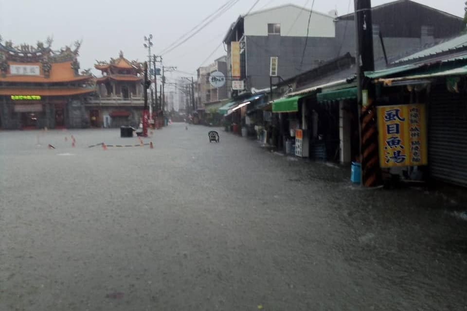 台南今天因強降雨多處積淹水,市民盼市長黃偉哲明天能放假一天。(翻攝自臉書社團「我住台南安南區」)