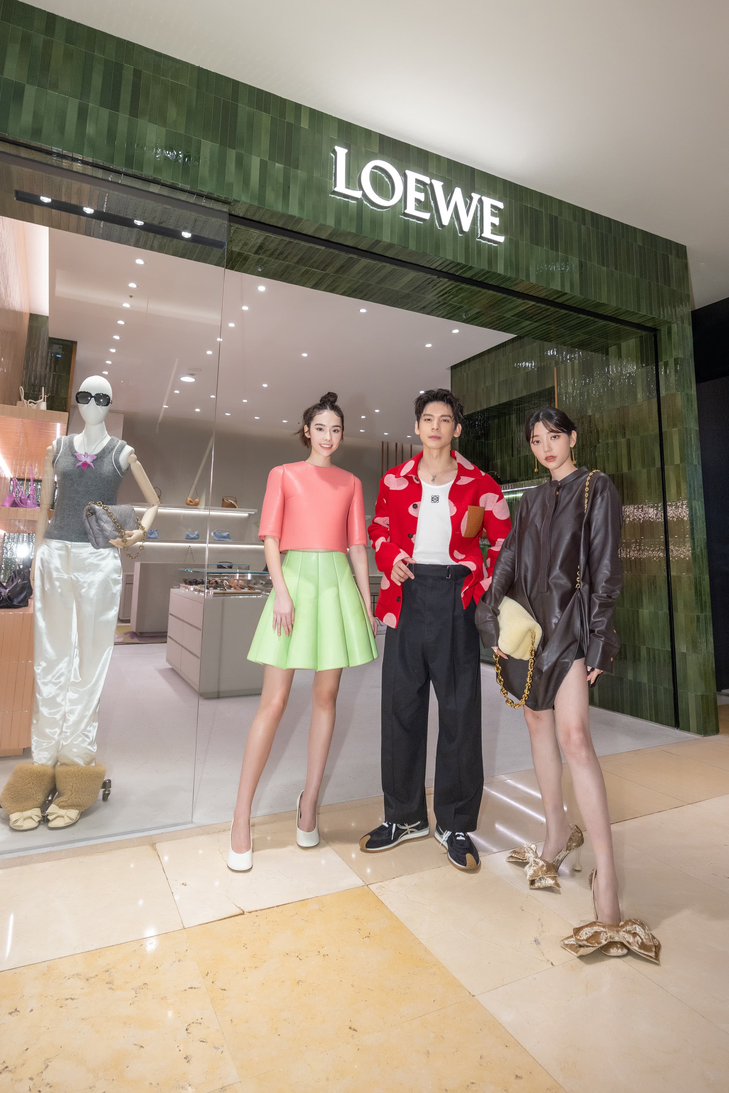 郭雪芙(右)、林柏宏(中)、林奕嵐(左)出席Loewe台中新光三越女裝店開幕。(Loewe提供)