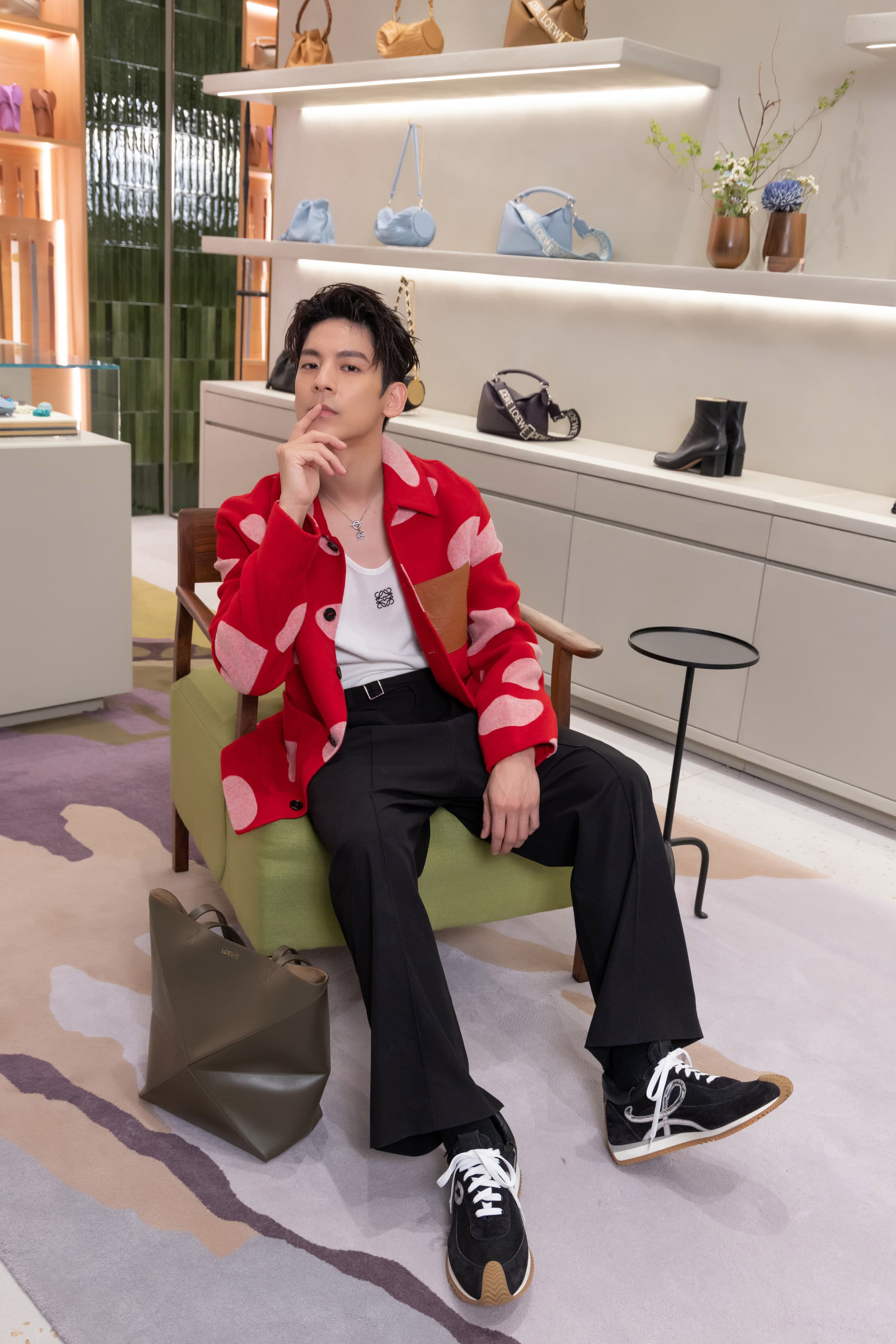 林柏宏身著Loewe今年秋冬男裝代表性的蘑菇圖案外套亮相。(Loewe提供)