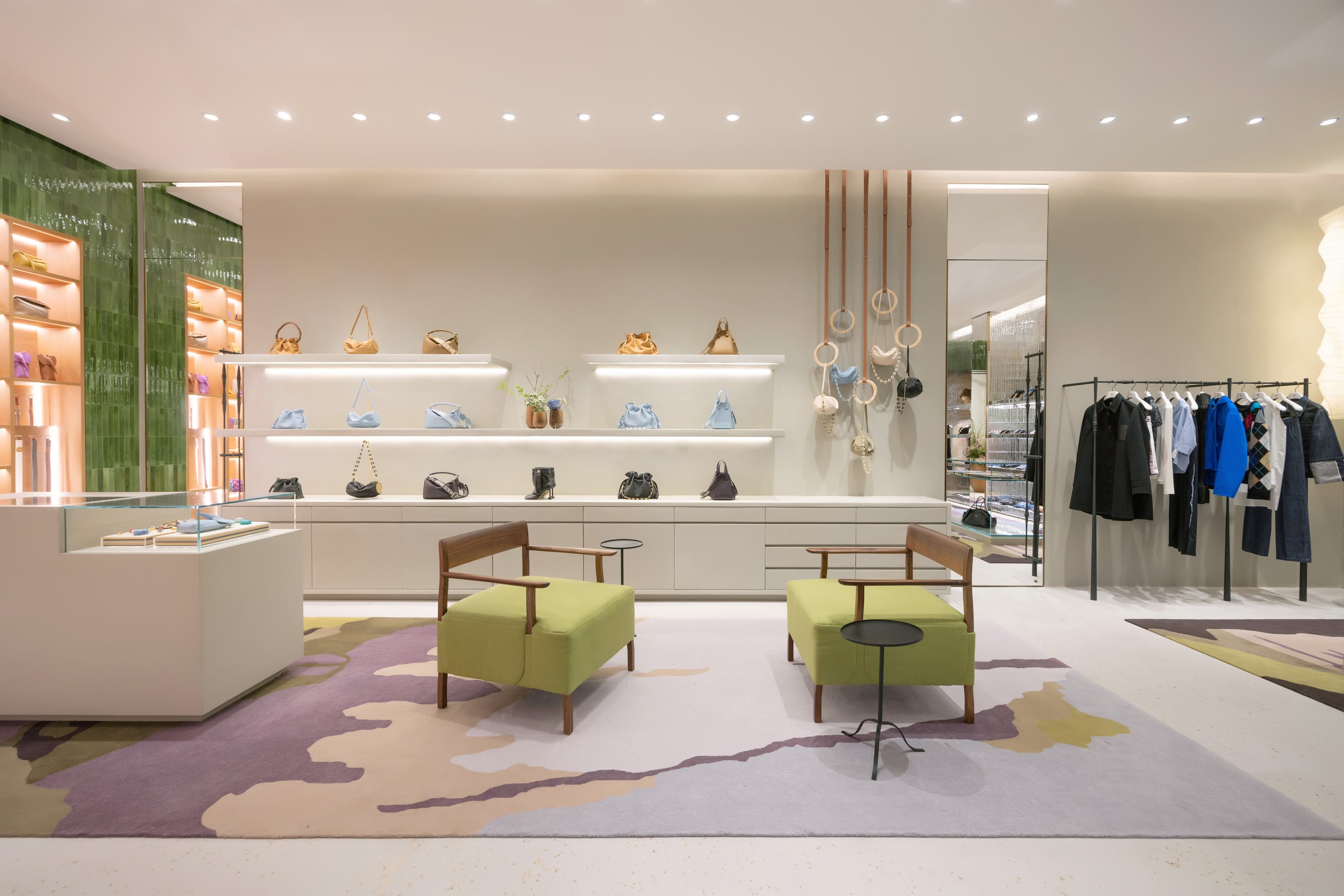 Loewe台中新光三越女裝店布置設計師家具與藝術品,營造家的氛圍。(Loewe提供)