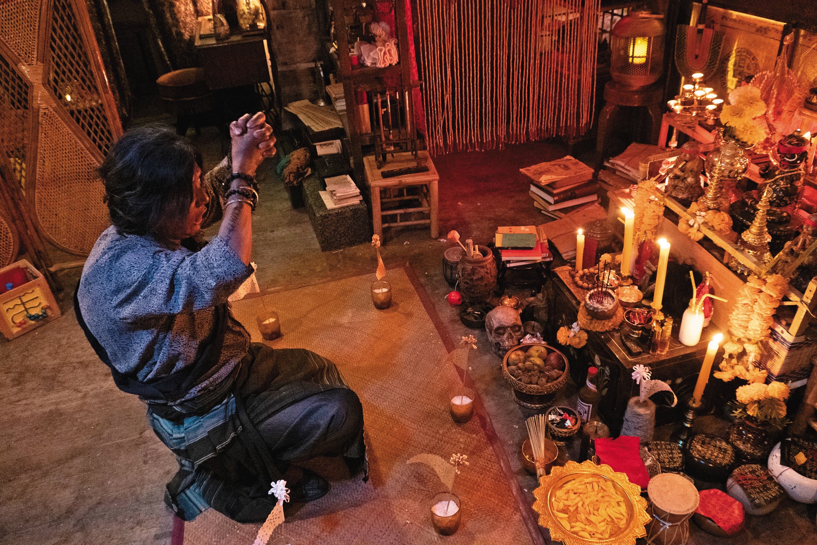飾演「盲婆」的黃柔閩在美術陳設逼真的泰國「古曼童」祭壇前祭拜。(華影提供)