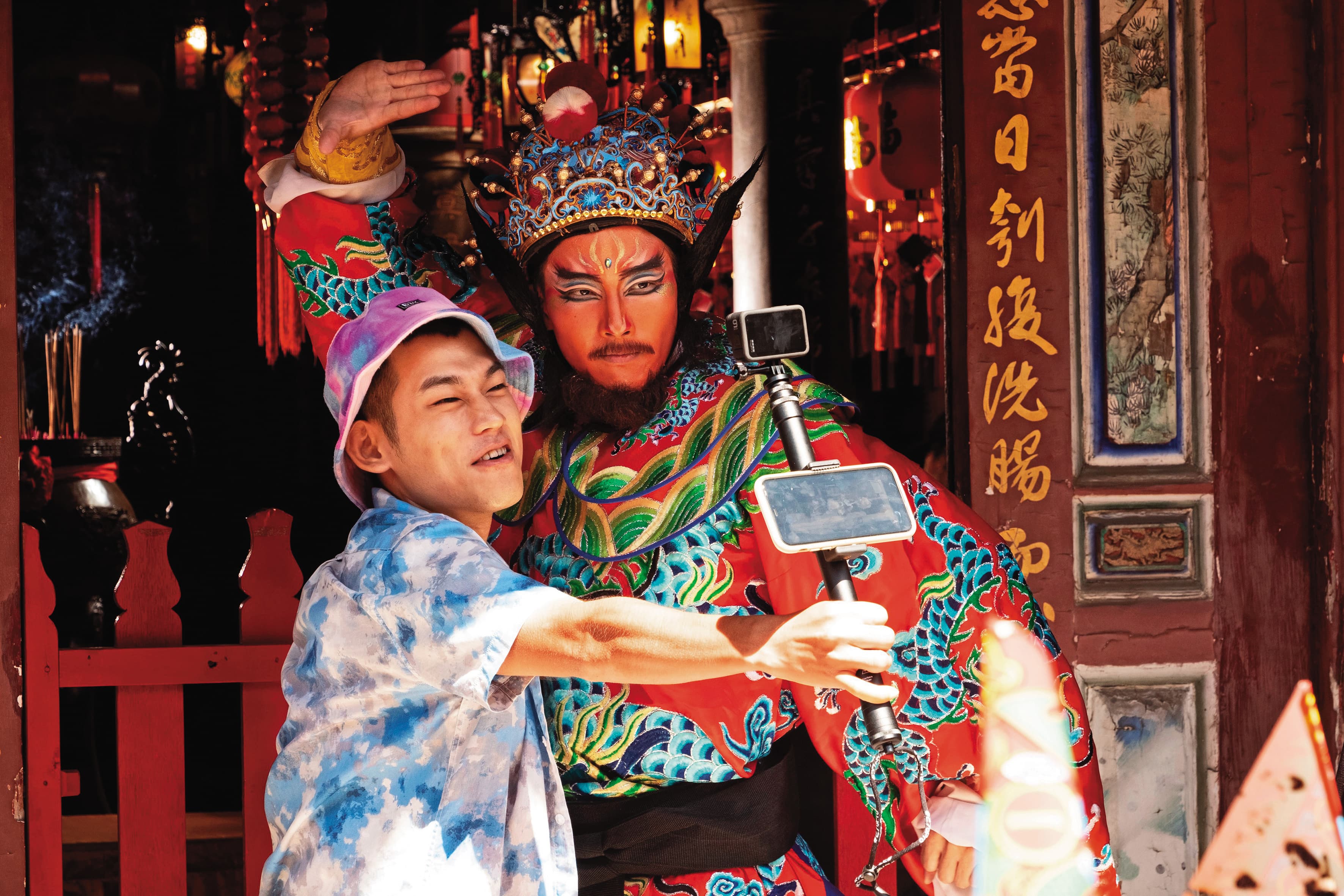 戲裡出身歌仔戲班的張庭瑚(右)和「草屯囝仔」李明倉(左)因為都喜歡跑酷成為好麻吉。(華影提供)