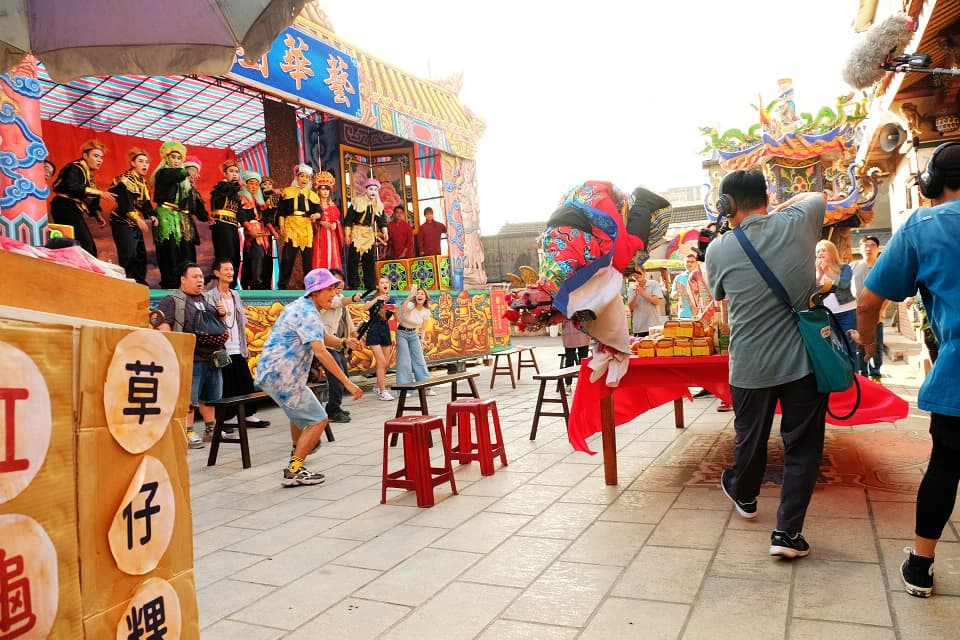 片中的動作戲不僅展現台灣的歌仔戲文化,也融入跑酷運動。(華影提供)