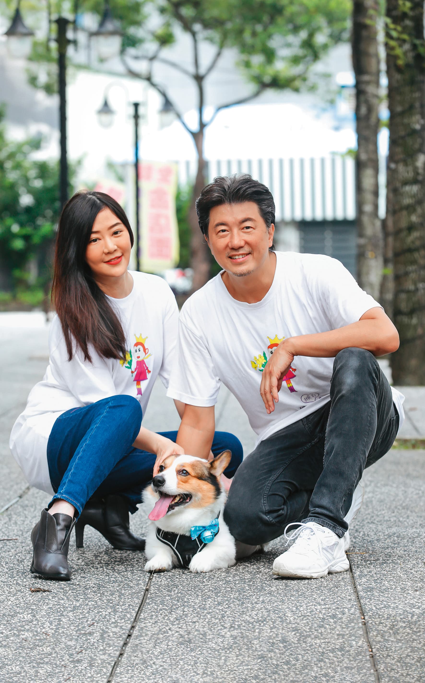 文汶(左)與吳皓昇(右)很寵愛小王子,兩人希望女兒可以跟狗狗一同成長,互相陪伴。