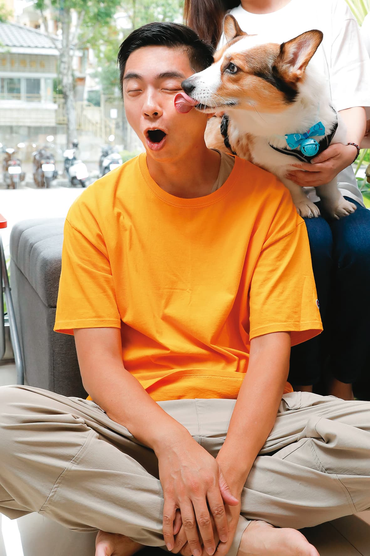 柯基犬小王子今年7歲,一看到熊爸就非常熱情,親個不停。