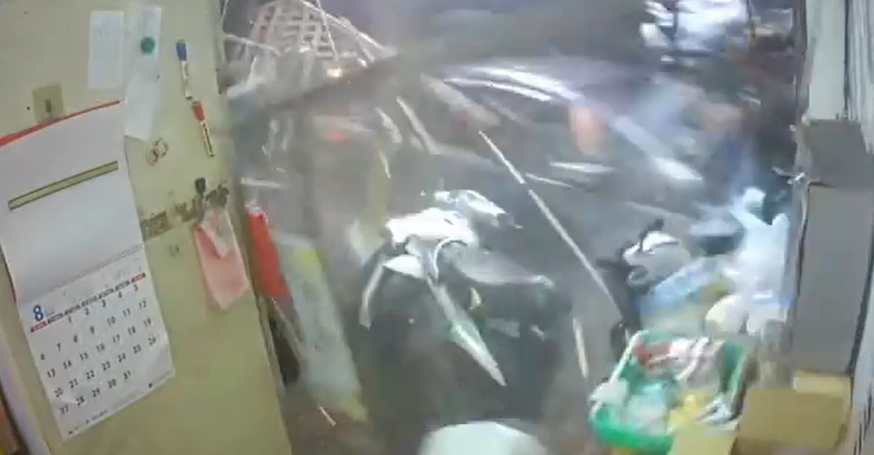 嘉義市9日深夜發生一起恐怖車禍,失控小轎車將路邊檳榔攤剷平,造成2人受傷。(翻攝畫面)