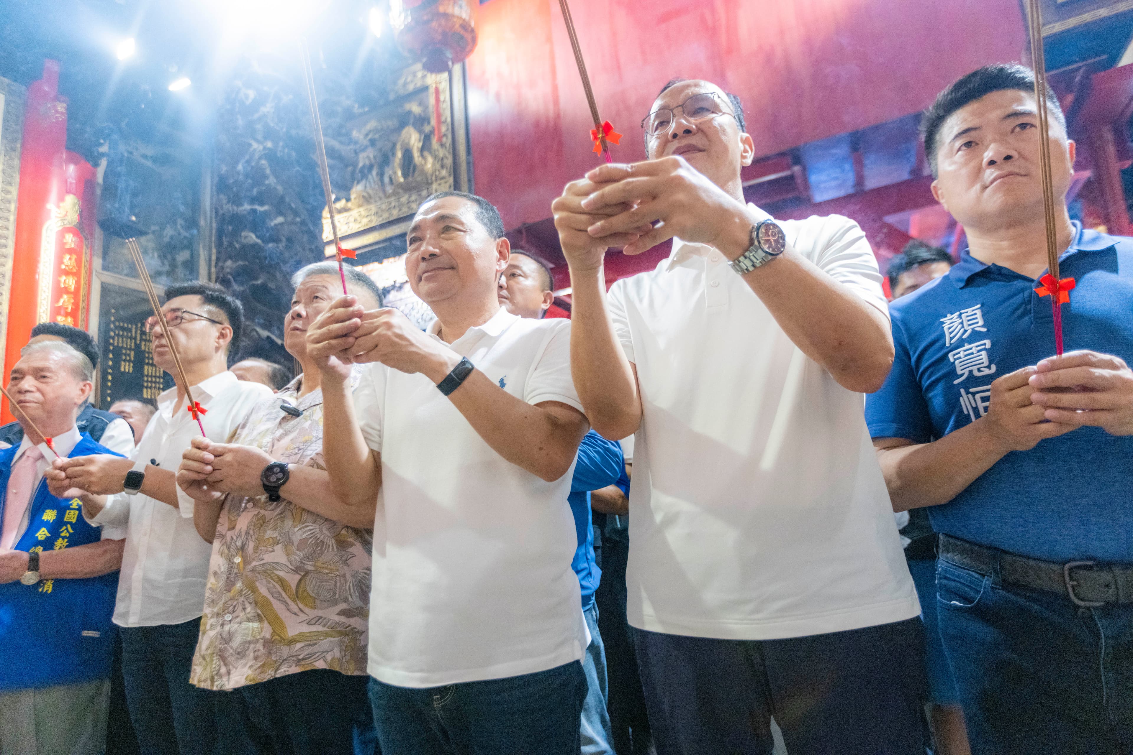 在國民黨主席朱立倫、前主席江啟臣的陪同下,侯友宜今前往大甲鎮瀾宮參拜。(侯友宜競選辦公室提供)