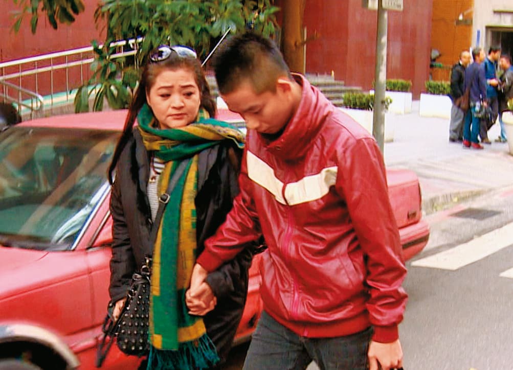 易寶宏(右)是資深藝人易淑寬(左)的獨子,目前已被移回一般監獄服刑。(東森新聞提供)