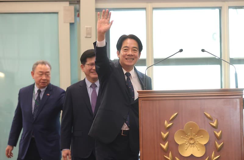 賴清德昨日啟程前,於機場發表談話。(總統府提供)