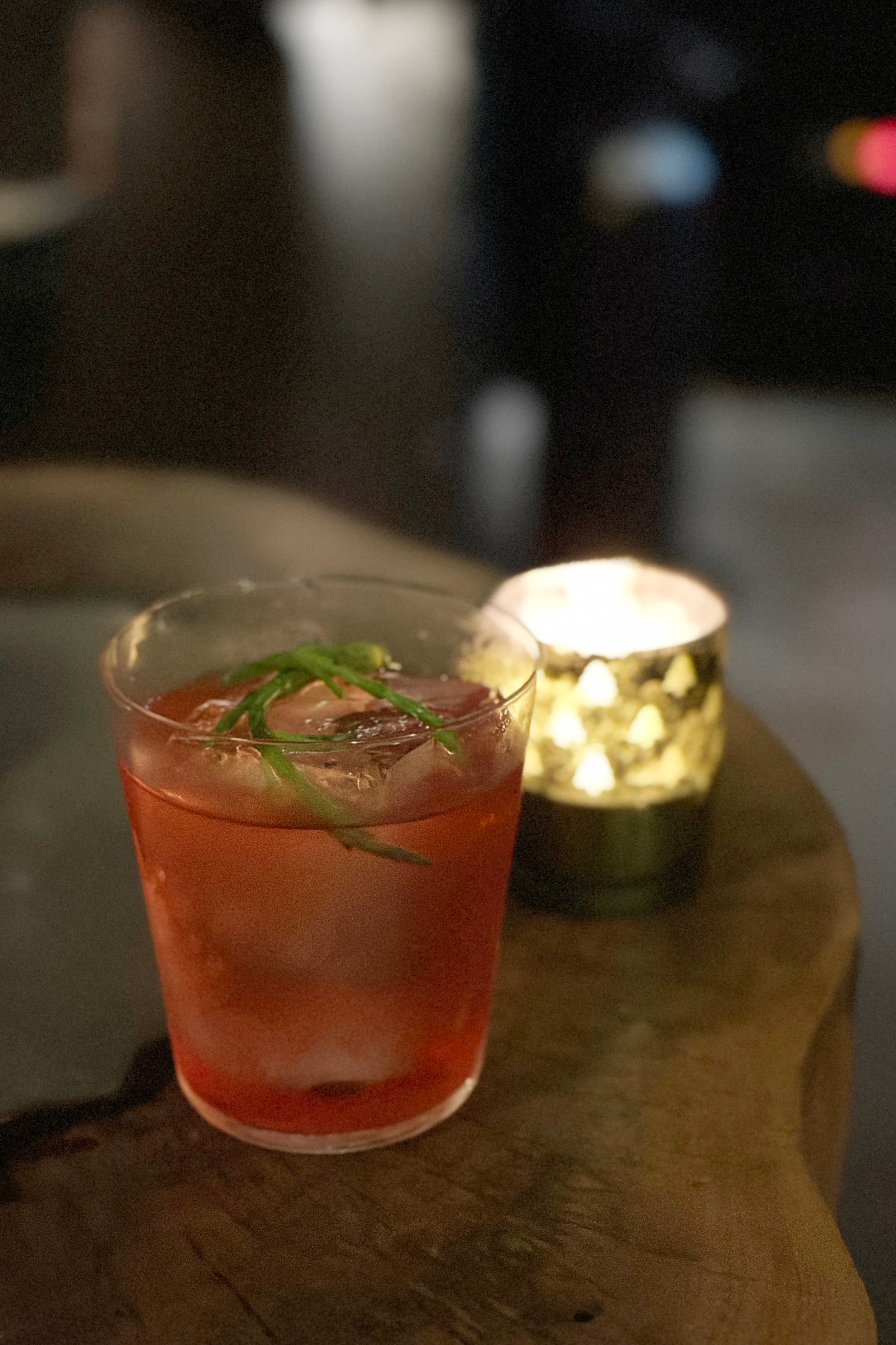 若是Negroni鐵粉,推薦必喝使用店家自製的哈密瓜琴酒、五味子義大利苦艾酒與辣椒Campari製作的「Our Final Warning」。(港幣120元/杯,約NT$480)
