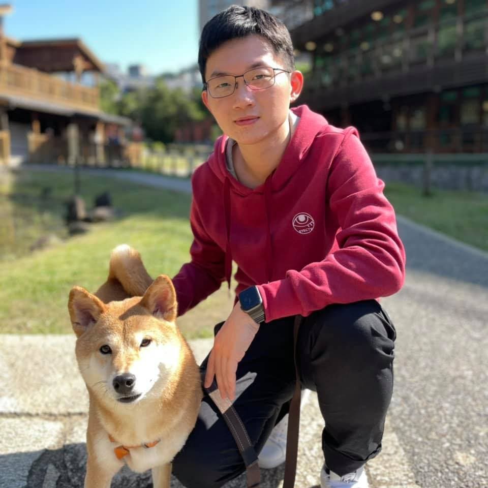 視網膜對於當網紅感到疲乏,今年轉戰主持界。(視網膜臉書)