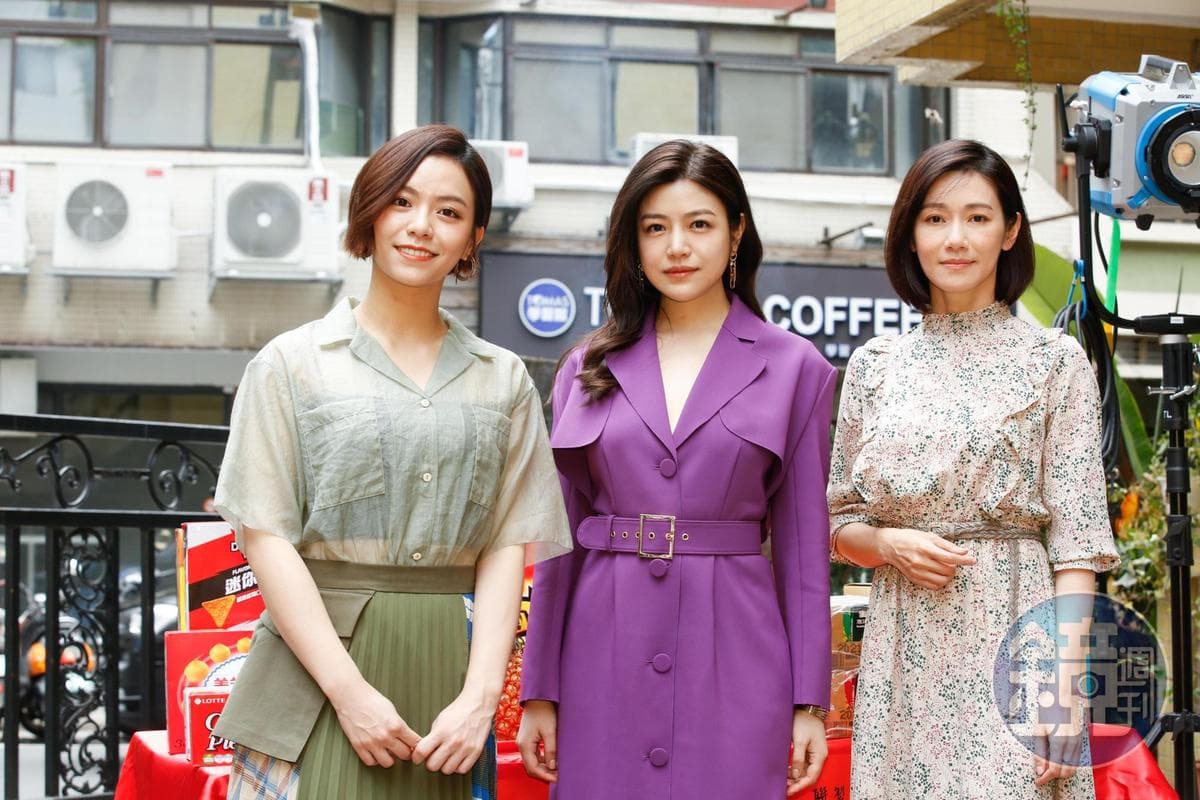 難得陳妍希(中)返台主演新戲《人浮於愛》,才開工不久就因疫情停拍,復拍後她又因不適應台灣拍戲方式被換角。左右分別為宋芸樺、周幼婷。(攝影組)