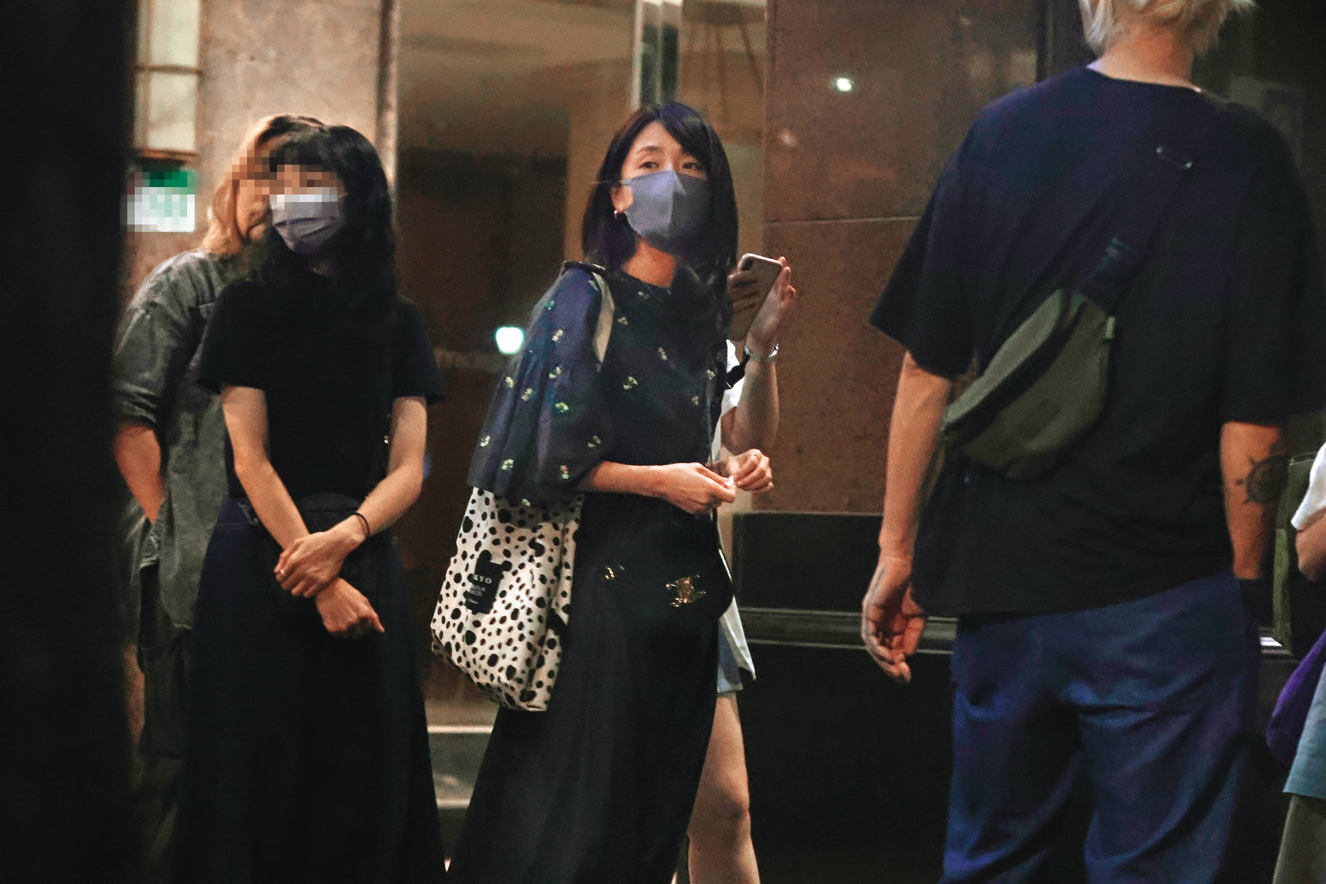 8/5，02：47，老公坤達沒來接，柯佳嬿與其餘人打招呼道別後，就自己叫車回家。