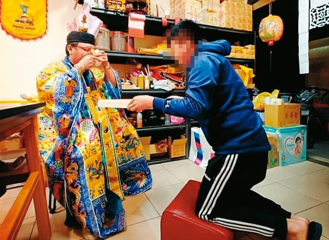 葉男(左)因詐騙案遭判刑,目前還在嘉義成立神壇、收弟子。(翻攝葉男IG)