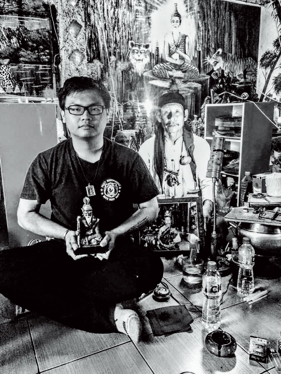 葉昱揚曾傳送他與泰國法師的合照給A小姐,藉此取得對方信任。(讀者提供)