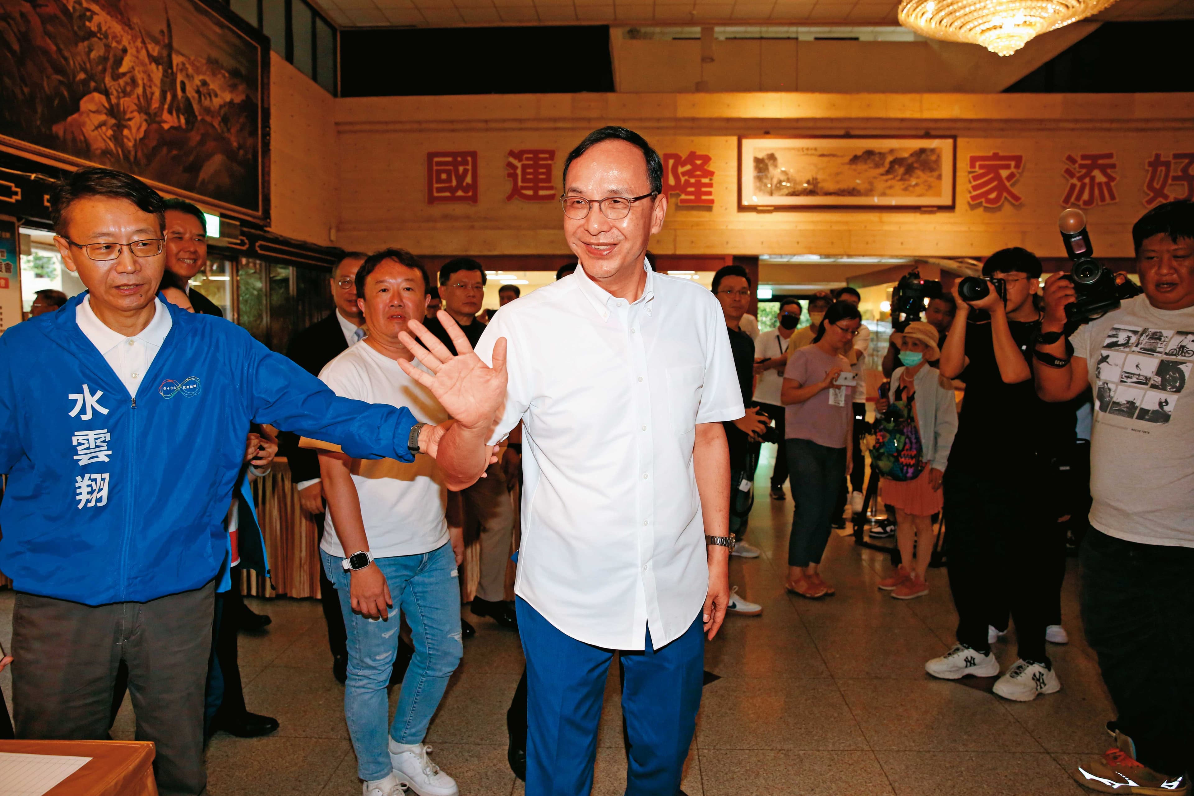 朱立倫力推「執政大聯盟」引發外界藍白合聯想,意外衝擊侯友宜的選情。