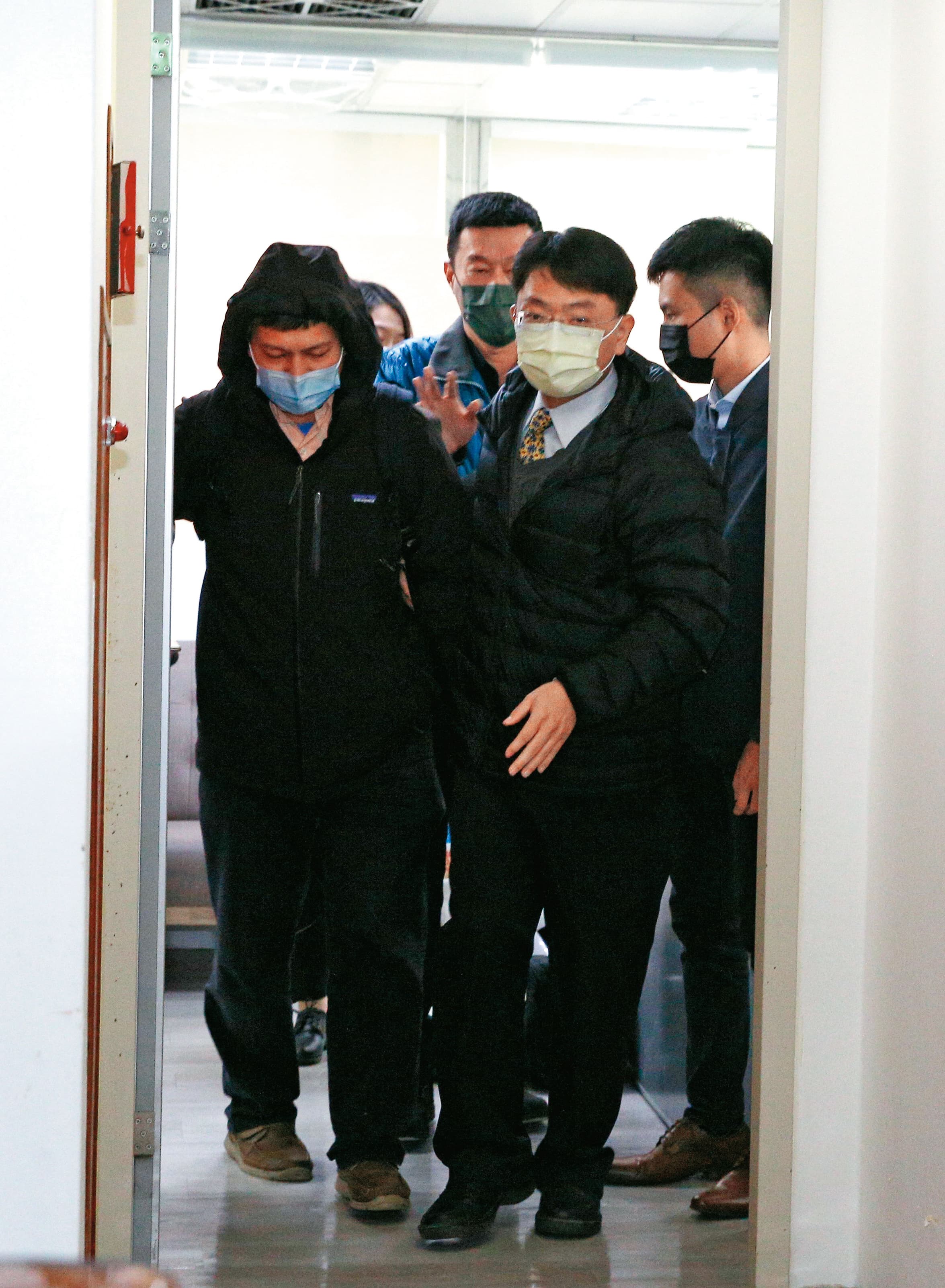 檢調去年底大舉搜索高虹安國會辦公室,時任高辦主任陳奐宇(左)遭約談。
