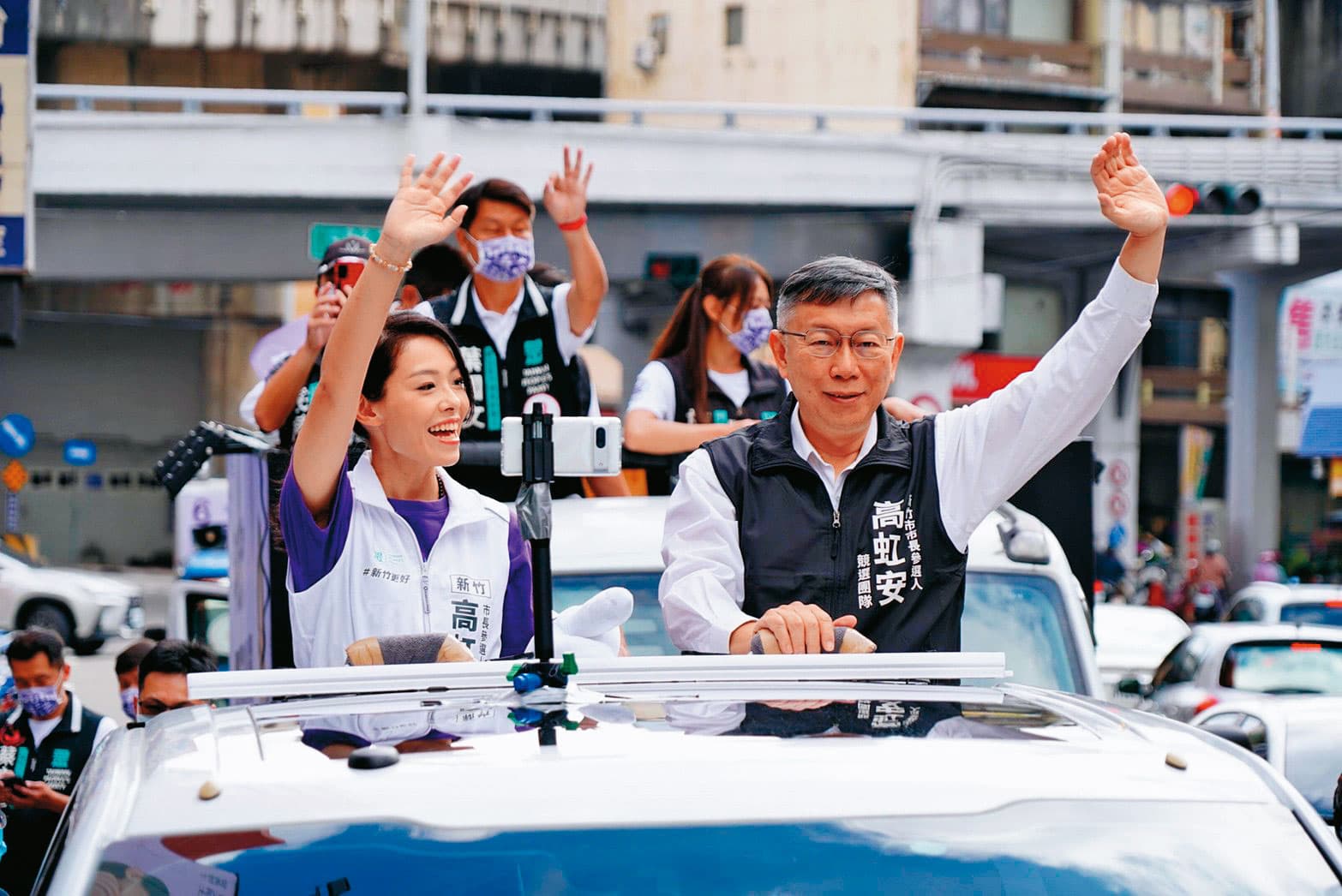 柯文哲(右)支持高虹安(左)為清白奮戰,他更強調司法是國家最後一道防線,須符合比例原則才能取信於民。(民眾黨提供)