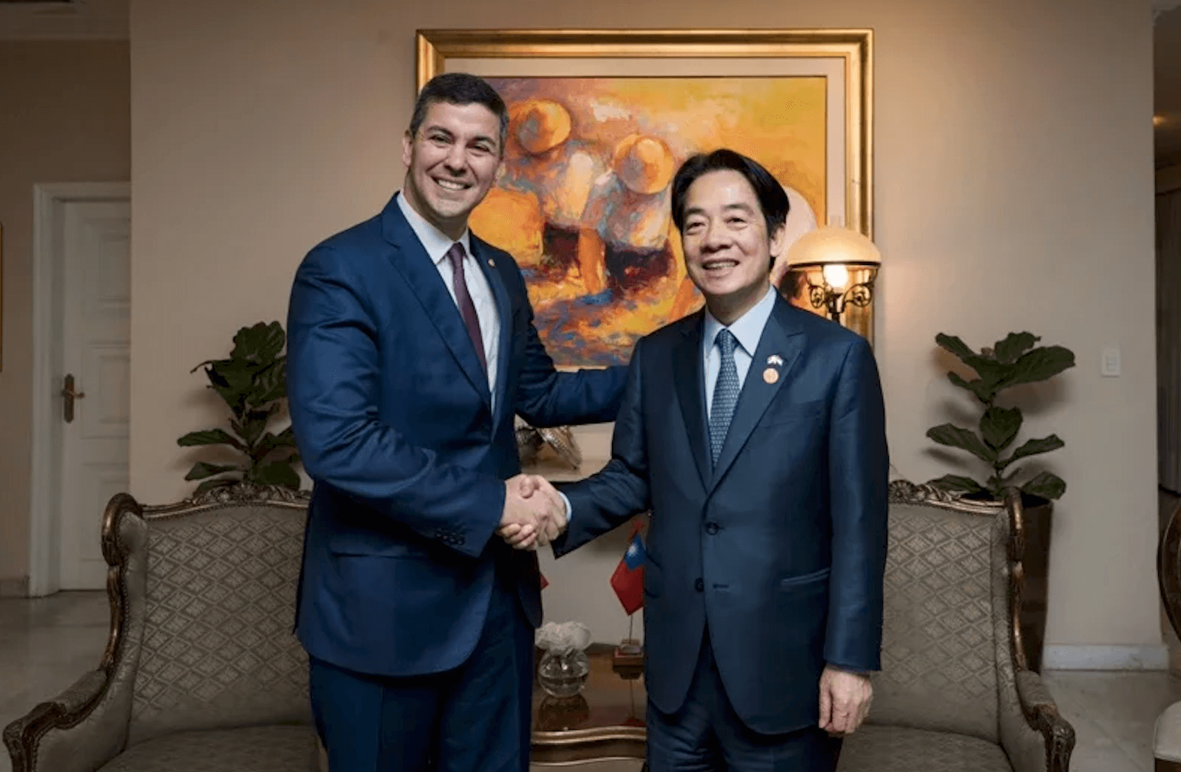 賴清德(右)與巴拉圭新任總統貝尼亞會晤。(總統府提供)