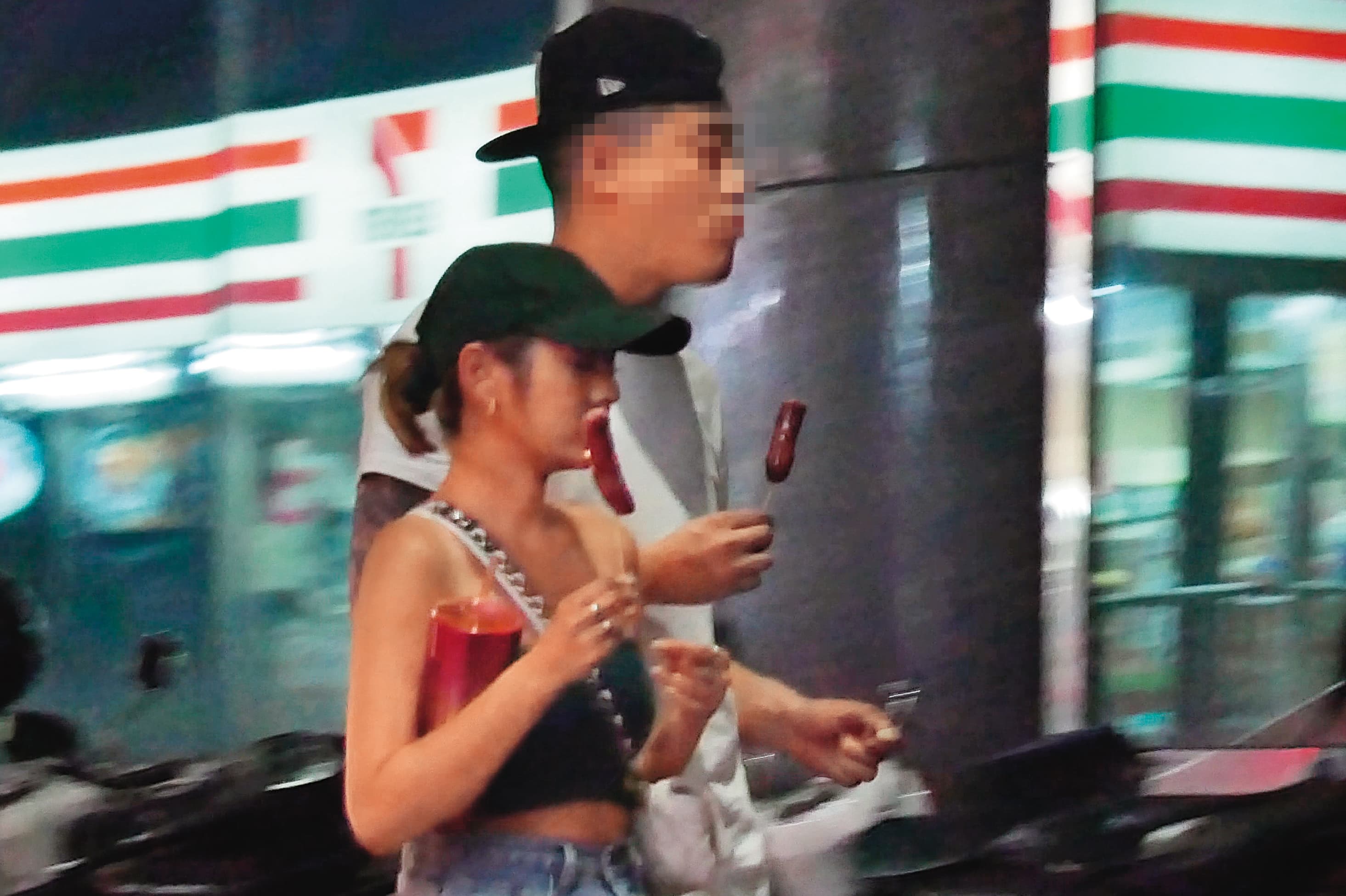 女鮪魚(左)曾遭本刊直擊和新男友(右)當街吃香腸。