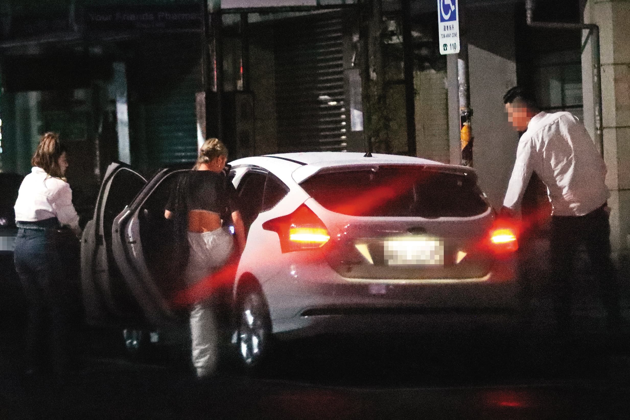 02:38 女鮪魚(中)和小優(左)住在同社區,由小優開車載她和男友(右)回家。