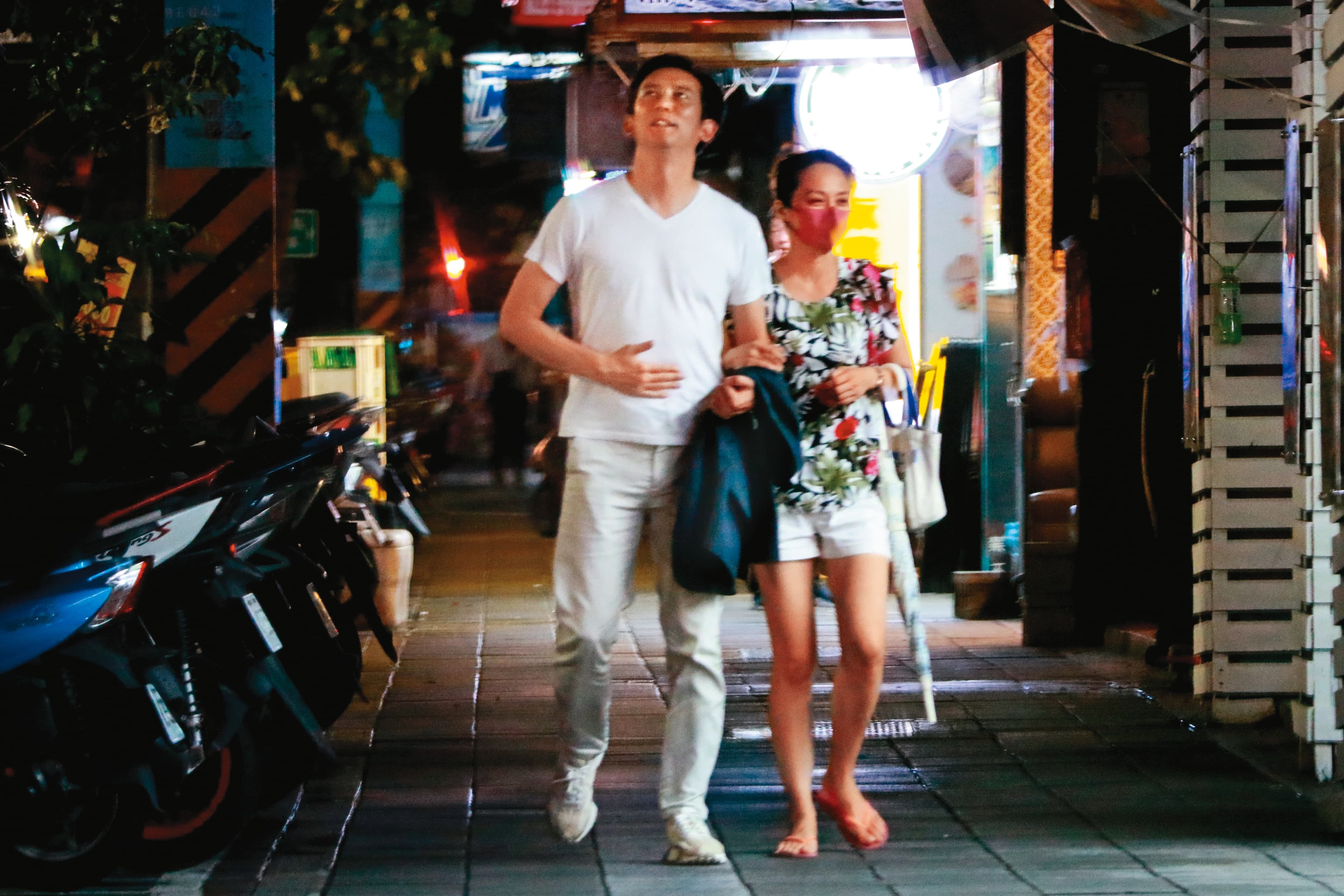 23:02 開完房後,房元凱(左)看似春風滿面,還脫了外套,摸著肚子;旁邊的熟女也是喜上眉梢。