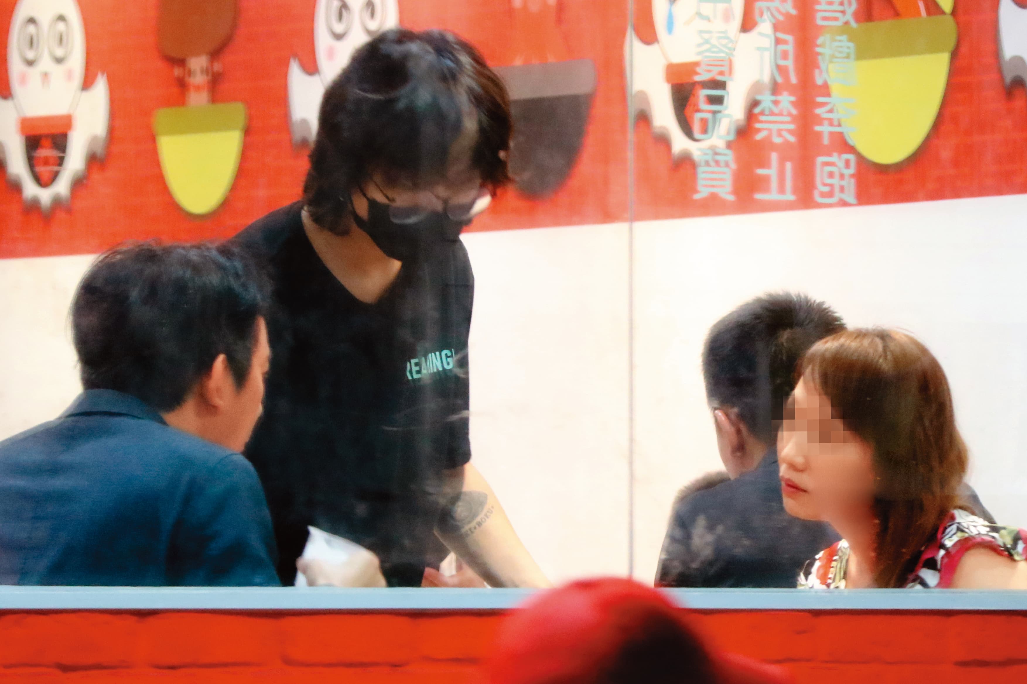 7/26 19:57 在幫邱沁宜慶生的前幾天,房元凱(左)與一名熟女(右)約會,相聚吃平價的火鍋。