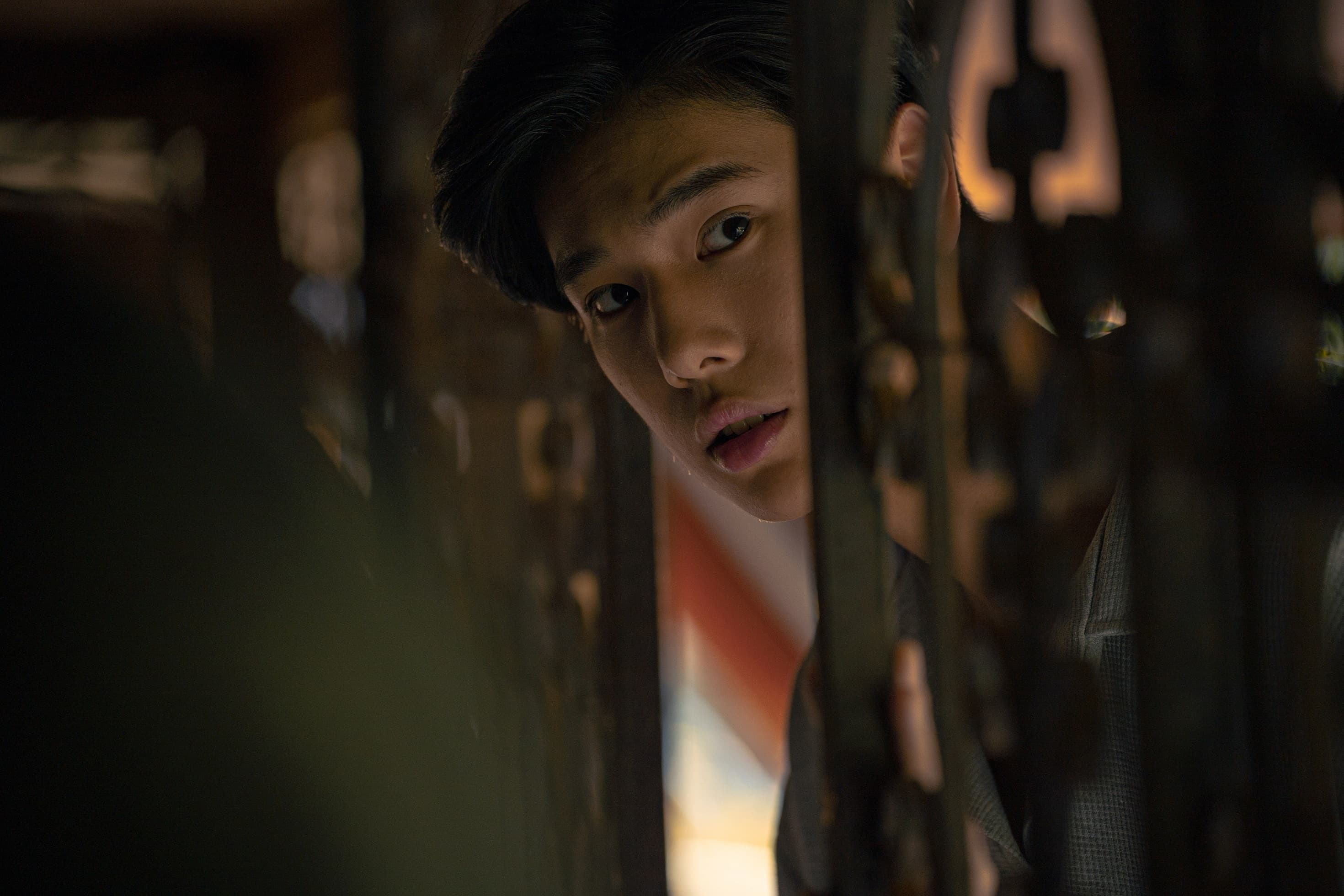 在BL劇頗有人氣的Phuwin(普明·丹薩優)在片中演出一個不信鬼神的男生。(華映提供)