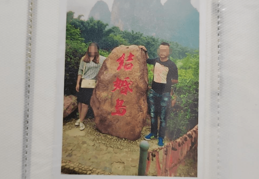 張女(左)和丈夫感情尚未生變時,曾到多地出遊。(翻攝自極目新聞)