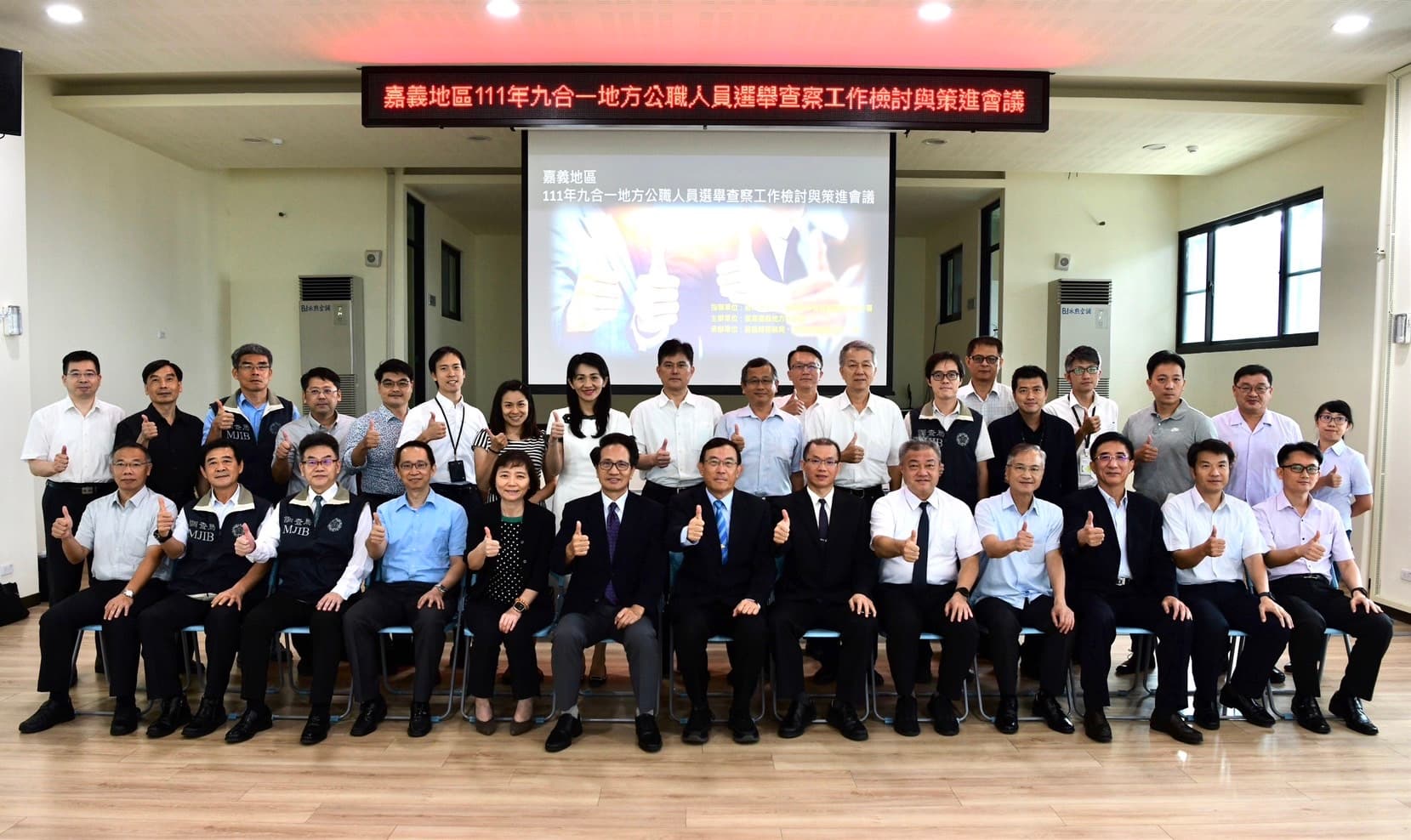 邢泰釗馬不停蹄趕往嘉義地區慰問查賄團隊努路,盼透過經驗傳承讓查賄工作做得更好。(最高檢提供)