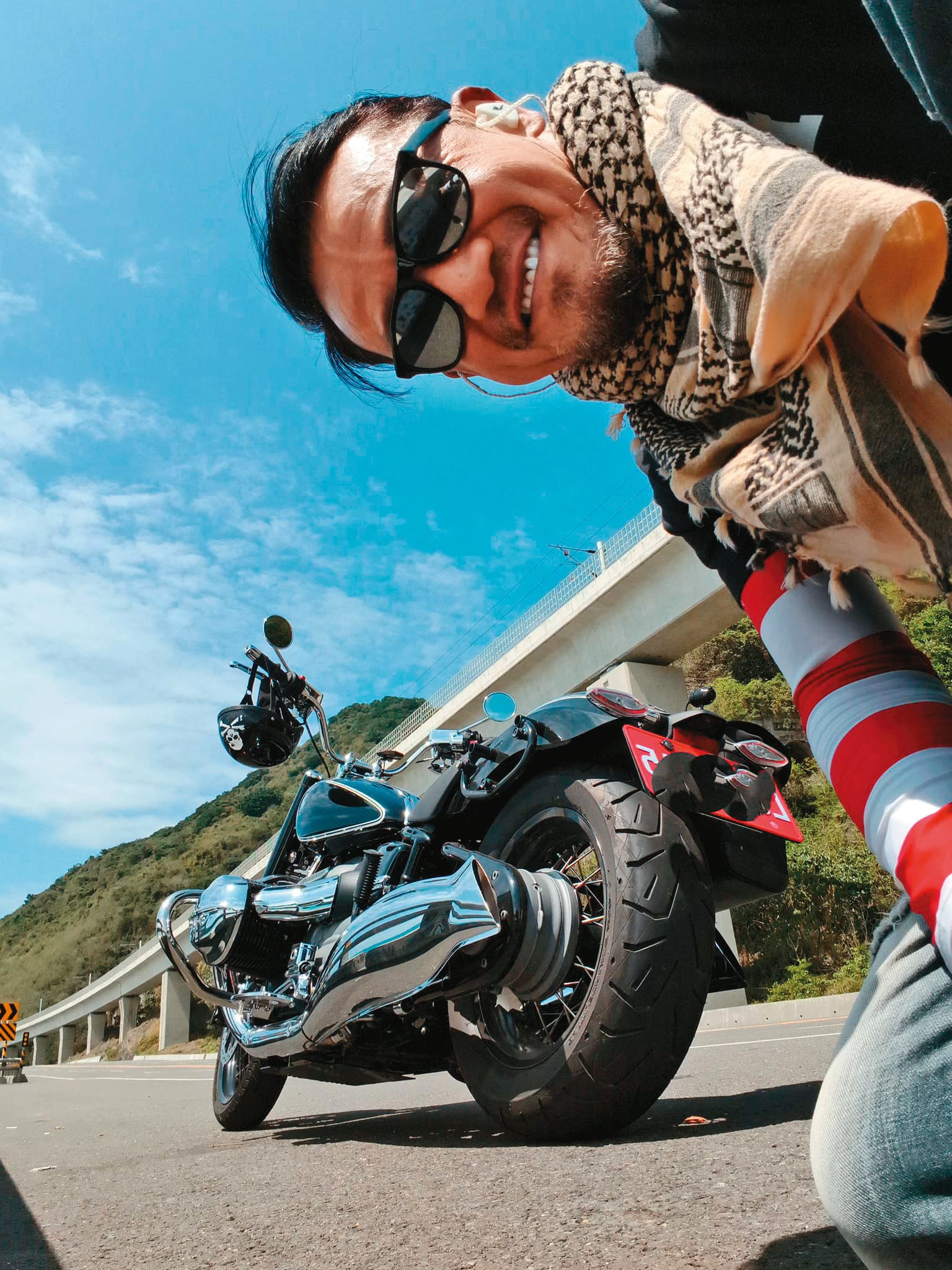 陳為民從年輕時就愛車,明年就滿60歲的他,仍是一騎上車就可以跑很遠。(翻攝自陳為民臉書)