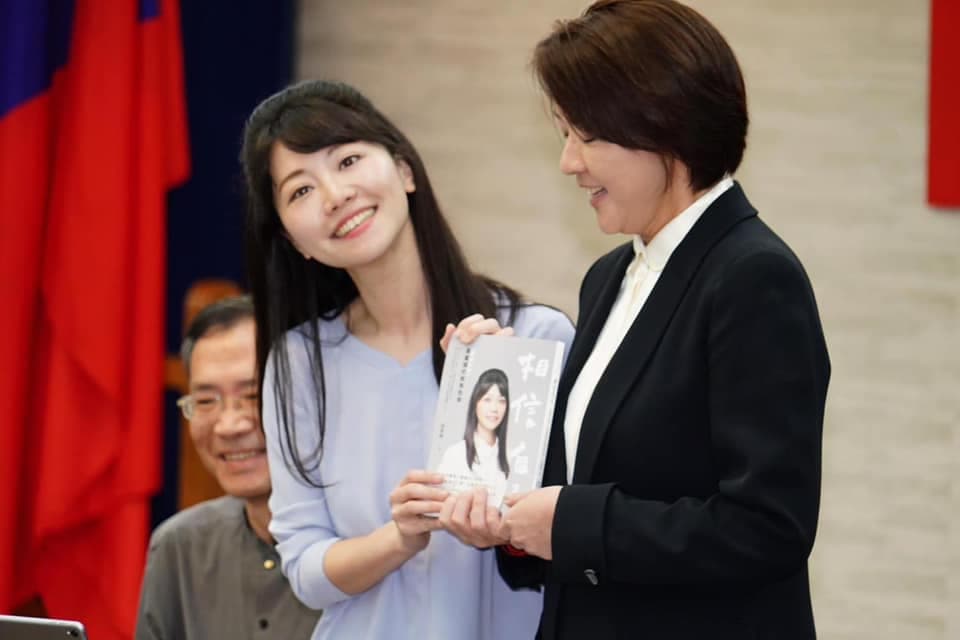 高嘉瑜自曝和黃珊珊有不少共同點,「我們都是北一女、台大法律系,我們生日只差一天。」(翻攝自高嘉瑜臉書)