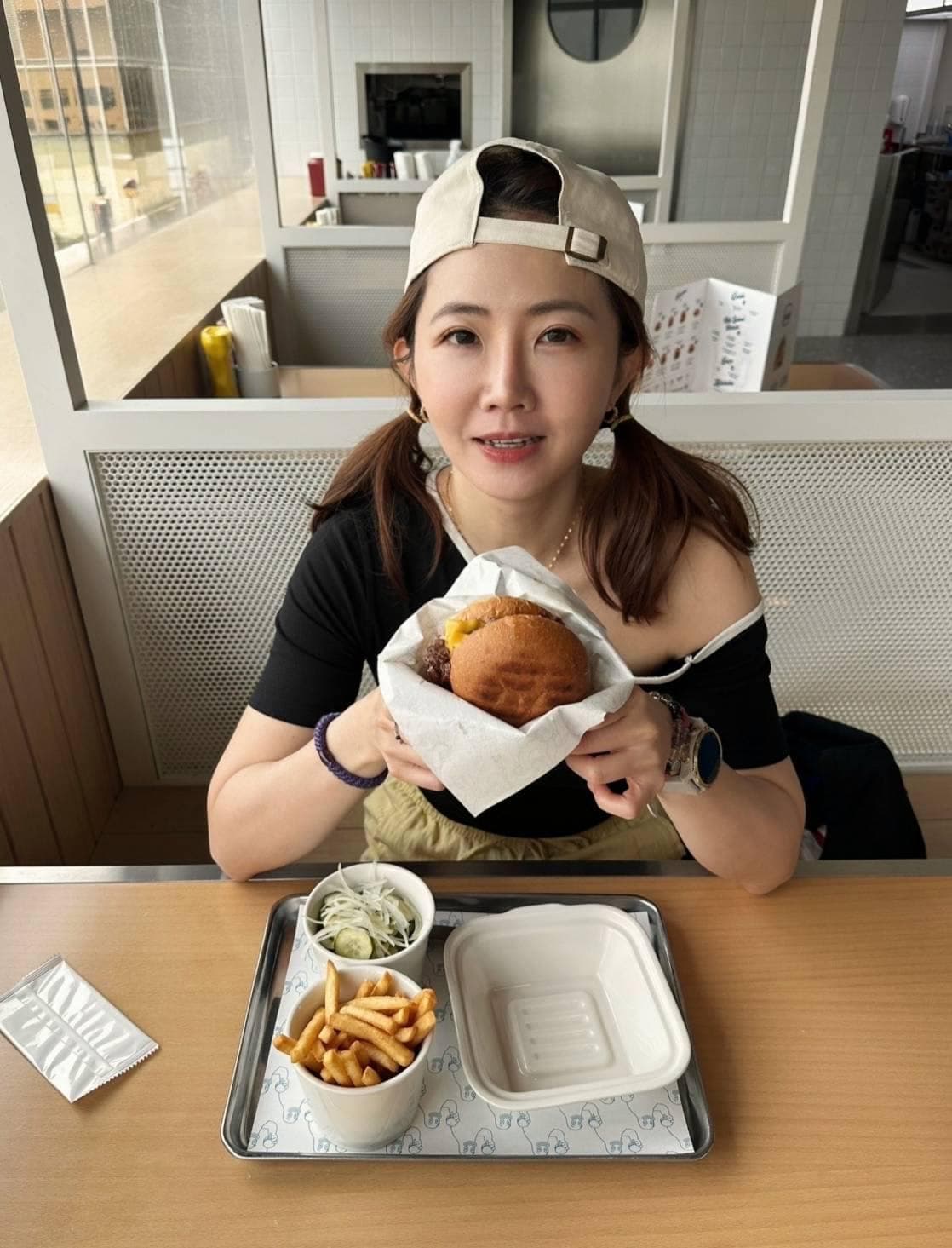 謝忻到香港餐廳吃飯後卻無法結帳。(翻攝自謝忻臉書)