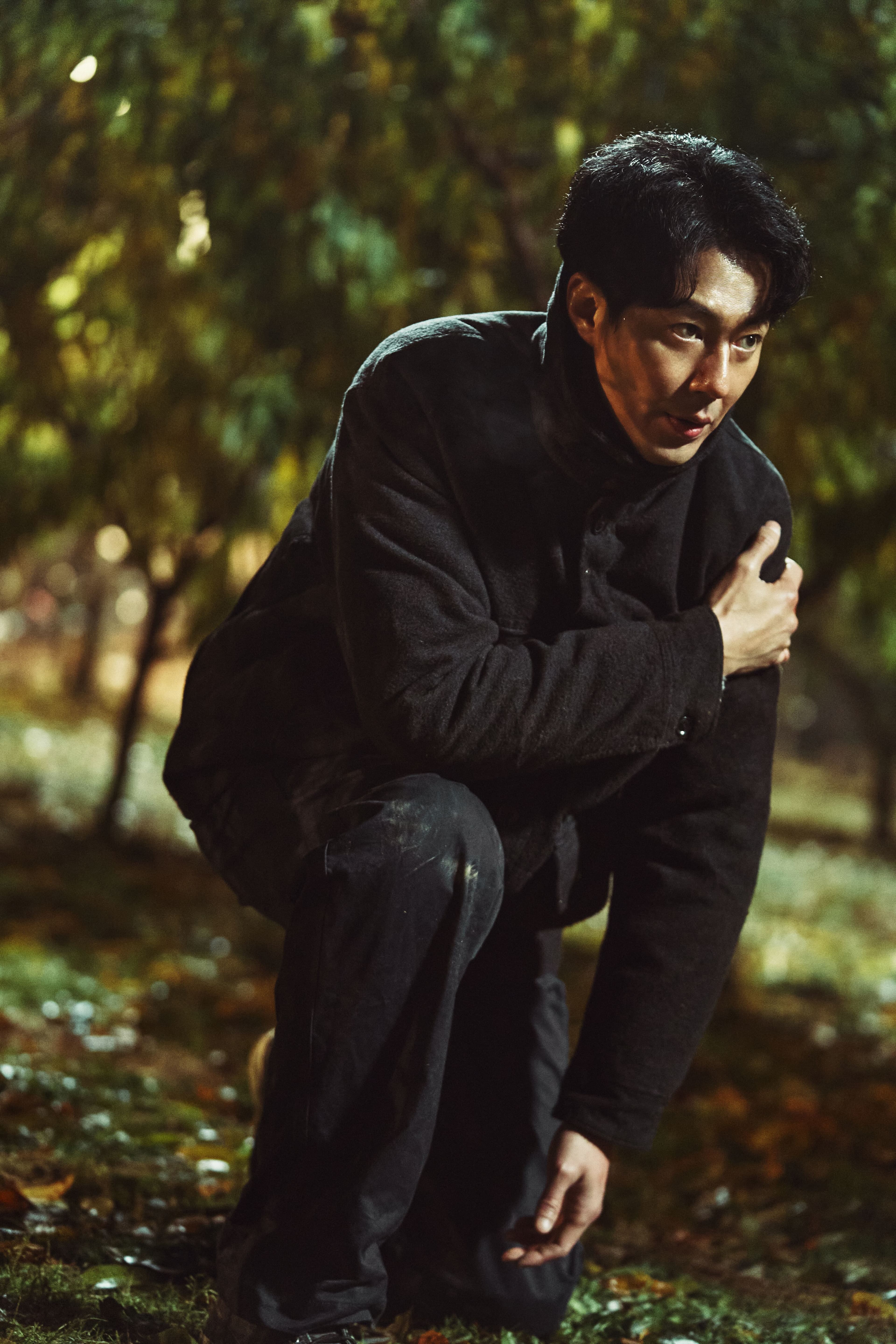 趙寅成飾演國情院最優秀黑色要員,遇上韓孝周擦出愛的火花。(Disney+提供)