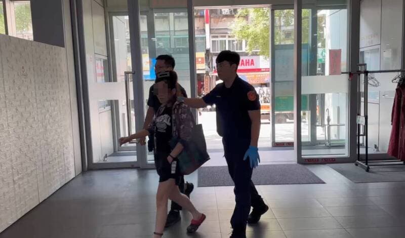 陳女今日被警方帶回訊問。(翻攝畫面)