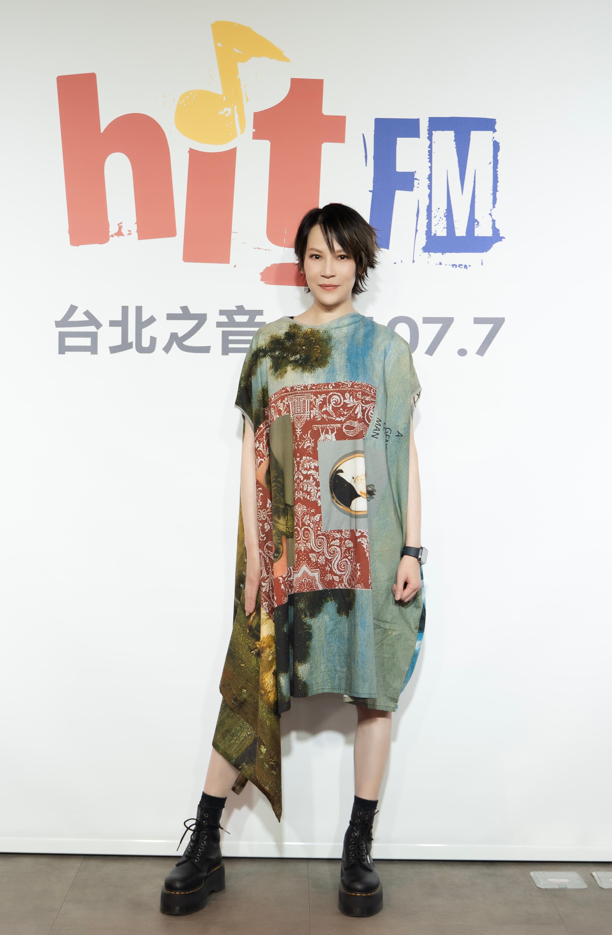 在新專輯中,楊乃文當起夢幻的樂團主唱。(Hit Fm聯播網提供)