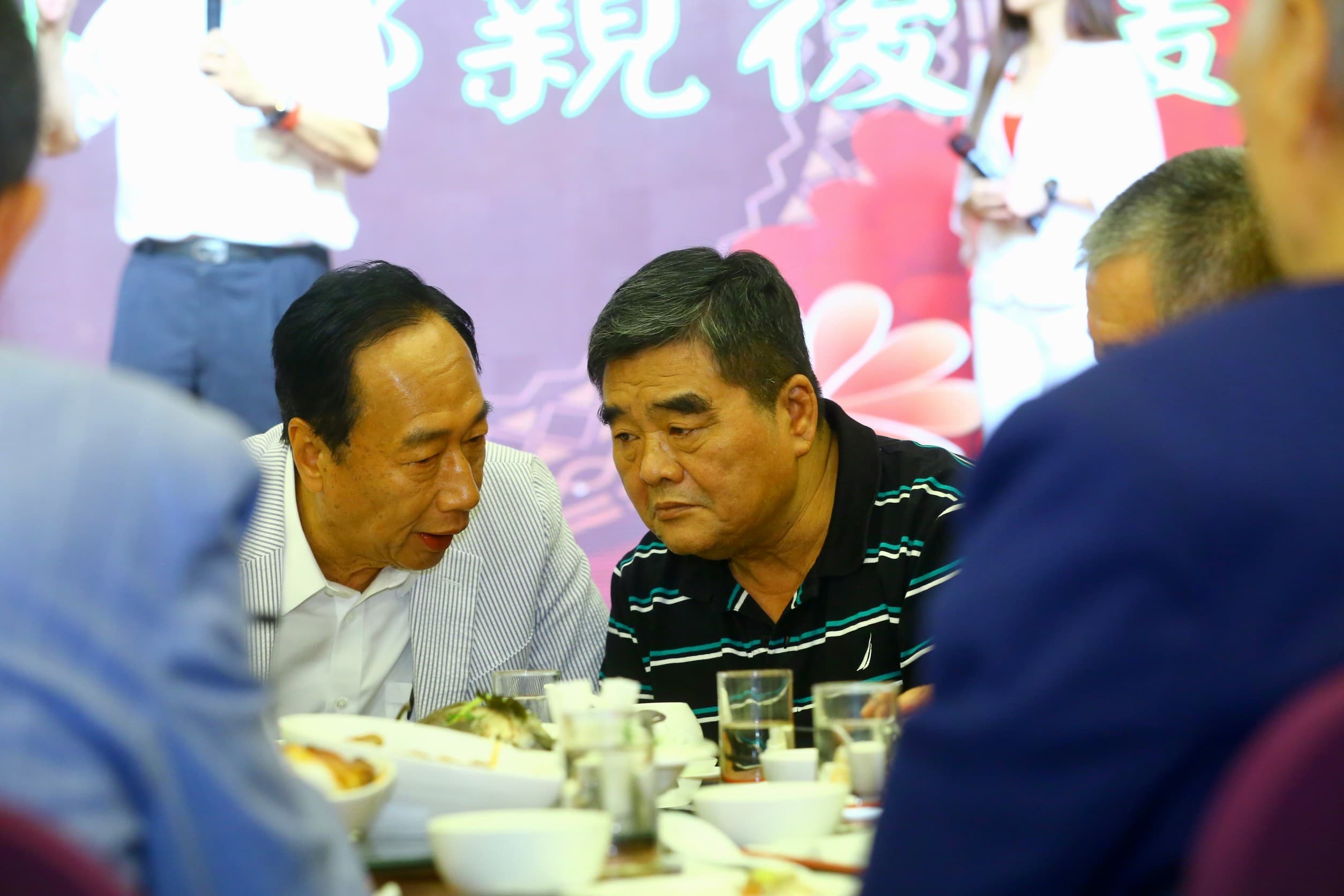 雲林縣長張榮味(右)致詞時,盛讚郭台銘(左)是有風度與高度之人。