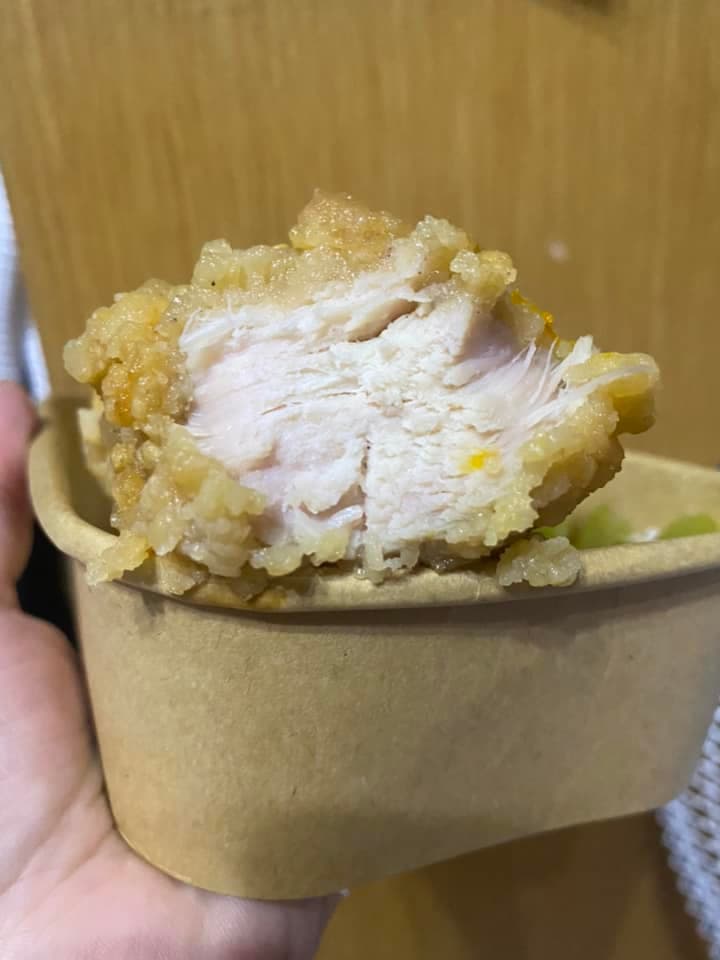 全聯與農委會合作推出的高CP值便當,主菜炸雞排厚度引起網友討論。(翻攝自臉書社團「在我愛全聯-好物老實說中」)