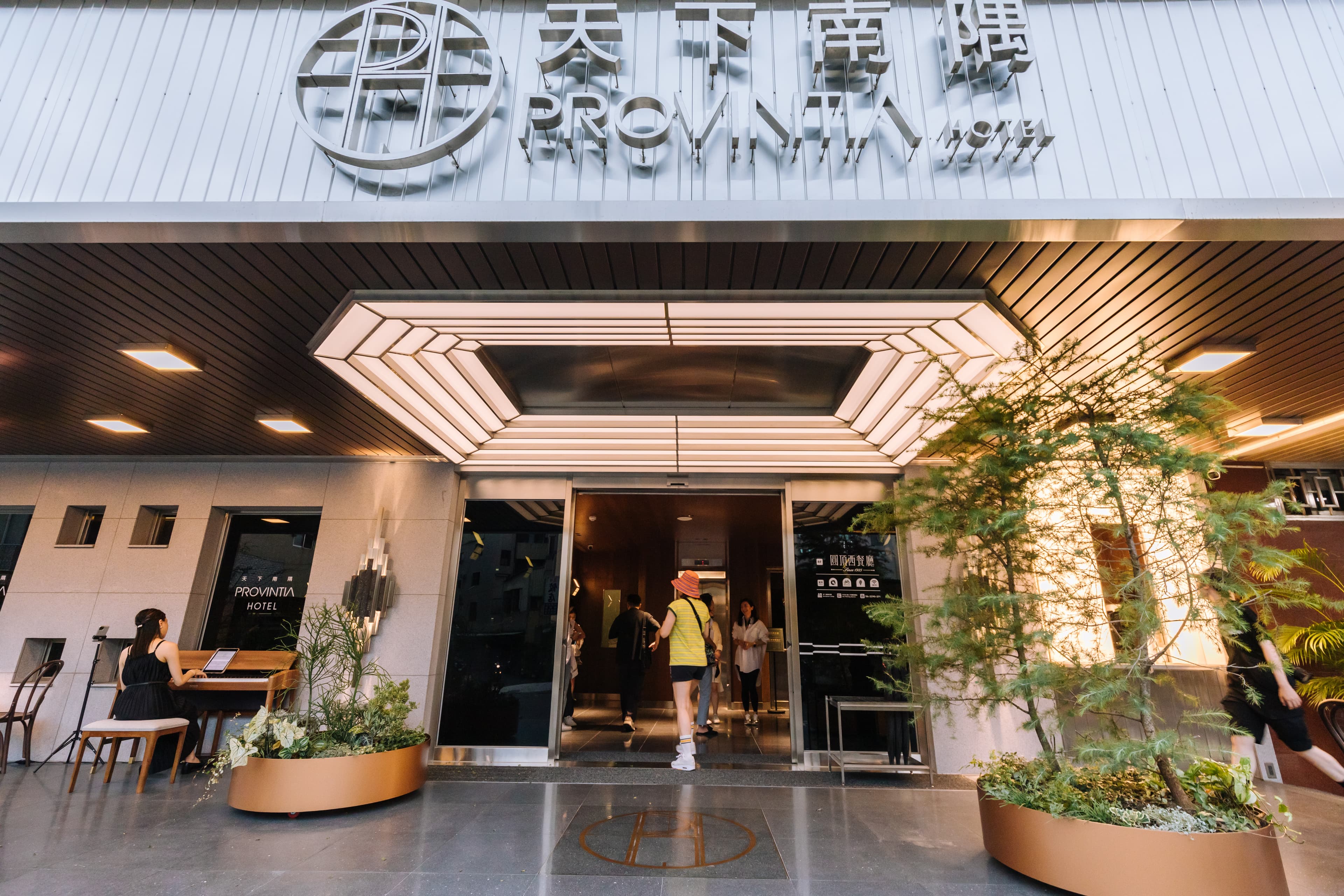 老飯店沈寂3年整裝,由「本事空間製作所」統籌設計,於2023年風華再啟。