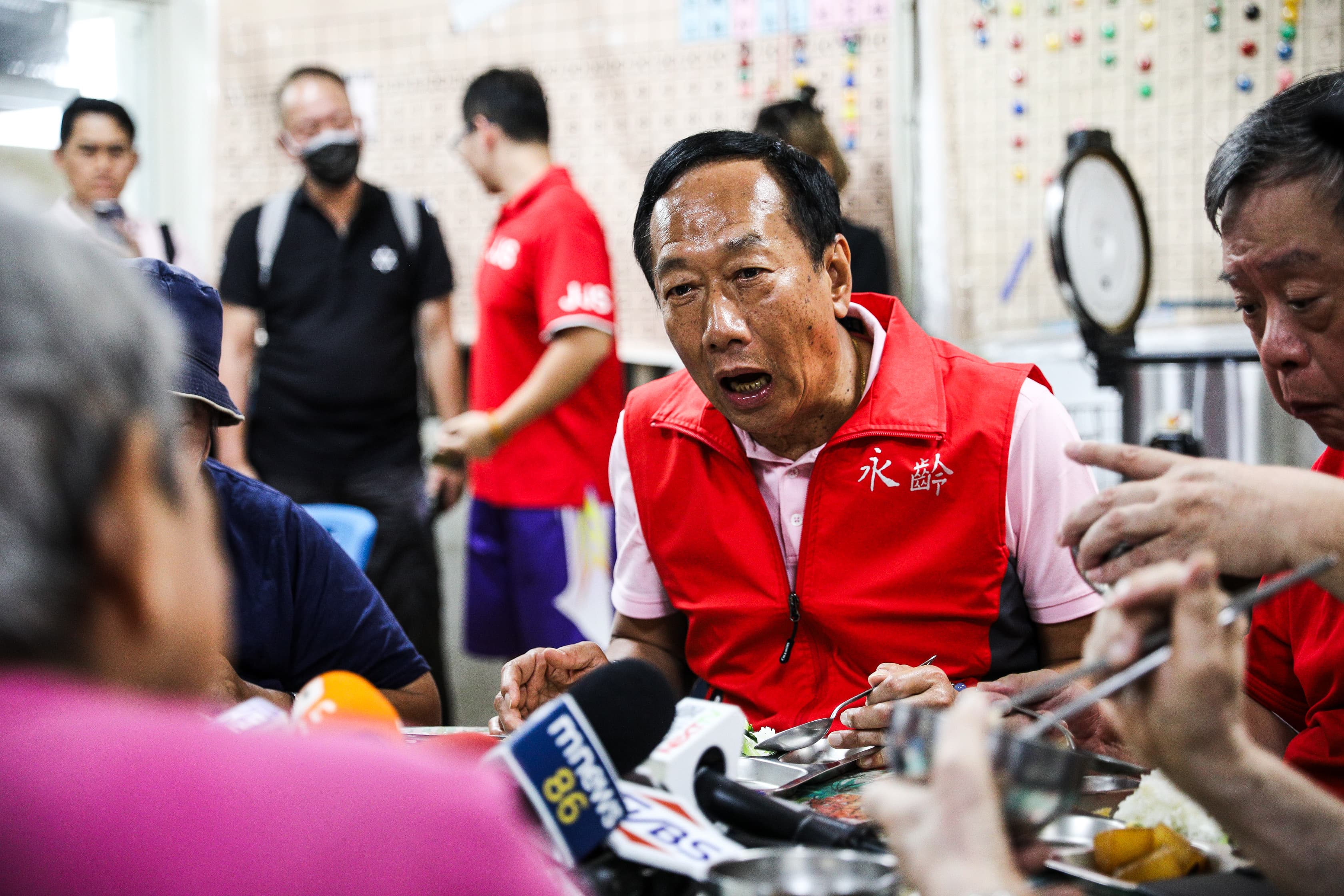 郭台銘今參加老人共餐活動,被問到與藍白整合的可能性,他表示自己並沒有預設立場。