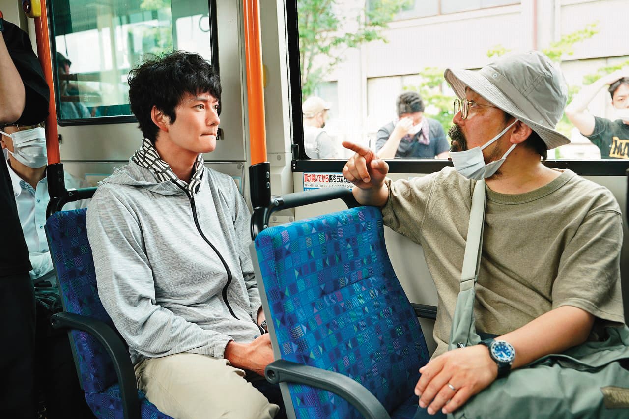 導演山下敦弘(右)與演員岡田將生(左)睽違16年再次合作,溝通上更有默契。(甲上娛樂提供)