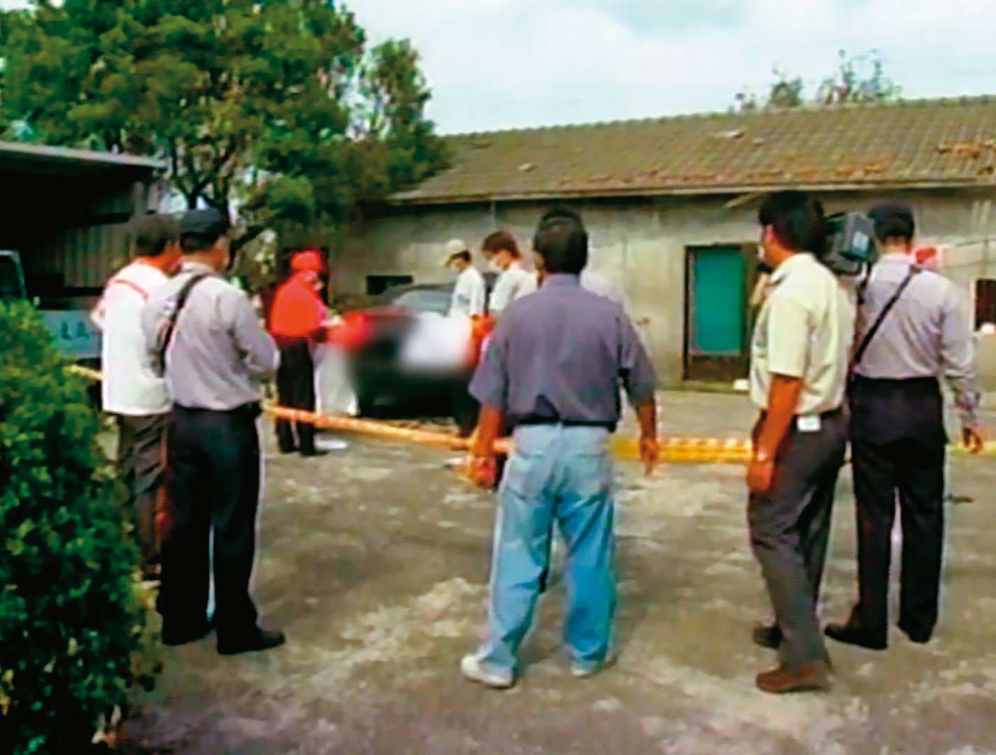 警方獲報後,在藏屍的車輛附近圍起封鎖線採證。(東森新聞提供)